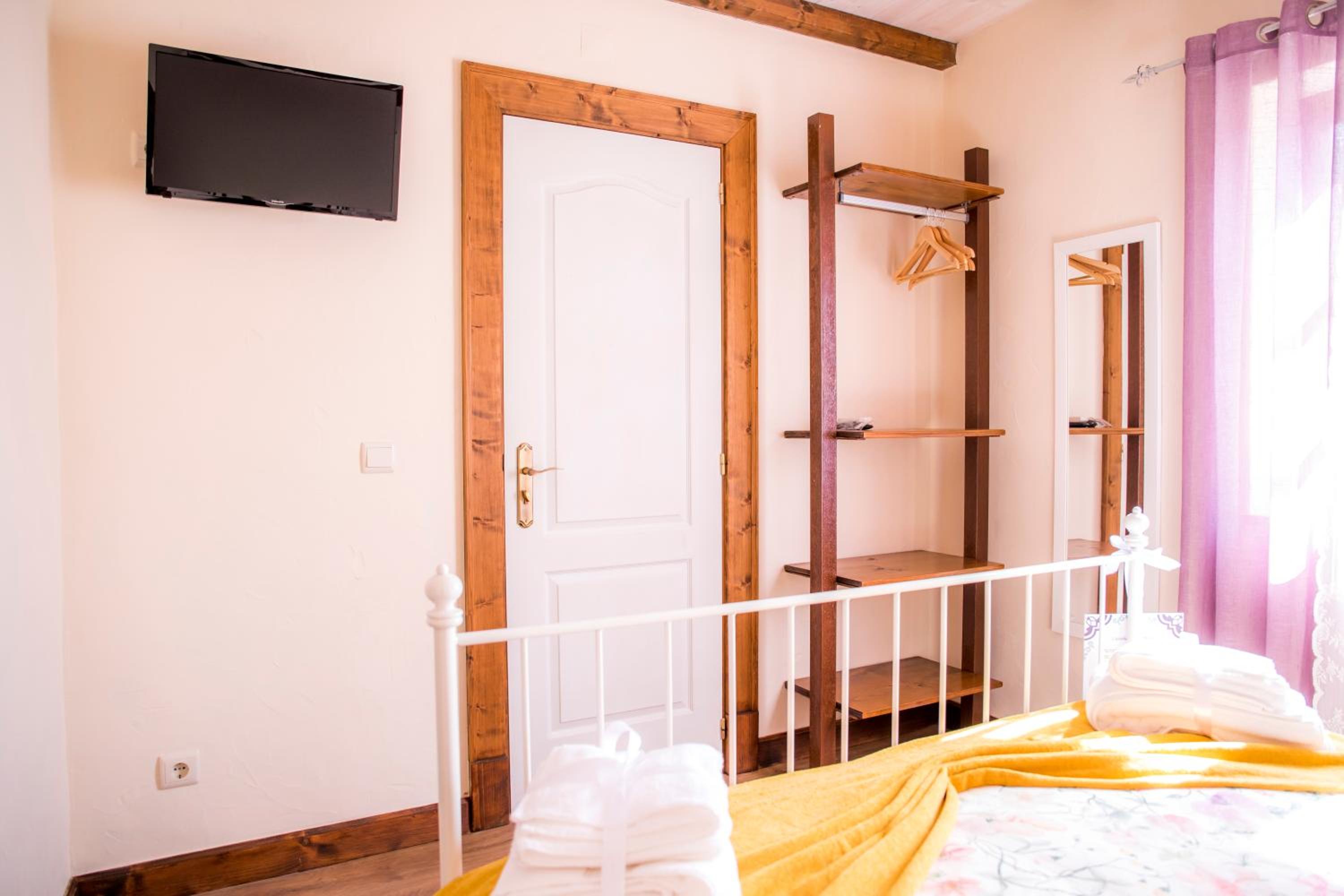 Double Room with Private Bathroom - Ground Floor photo 3