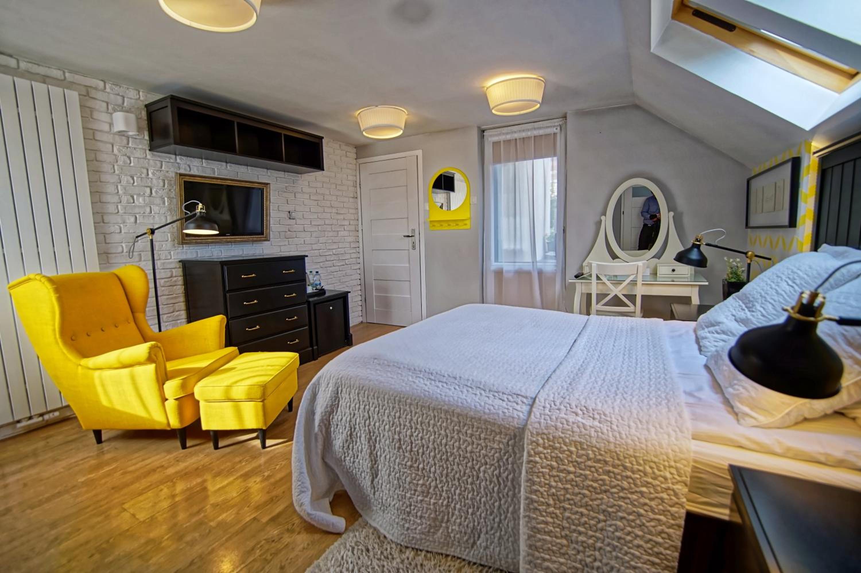 Large Double Room - Photo 4