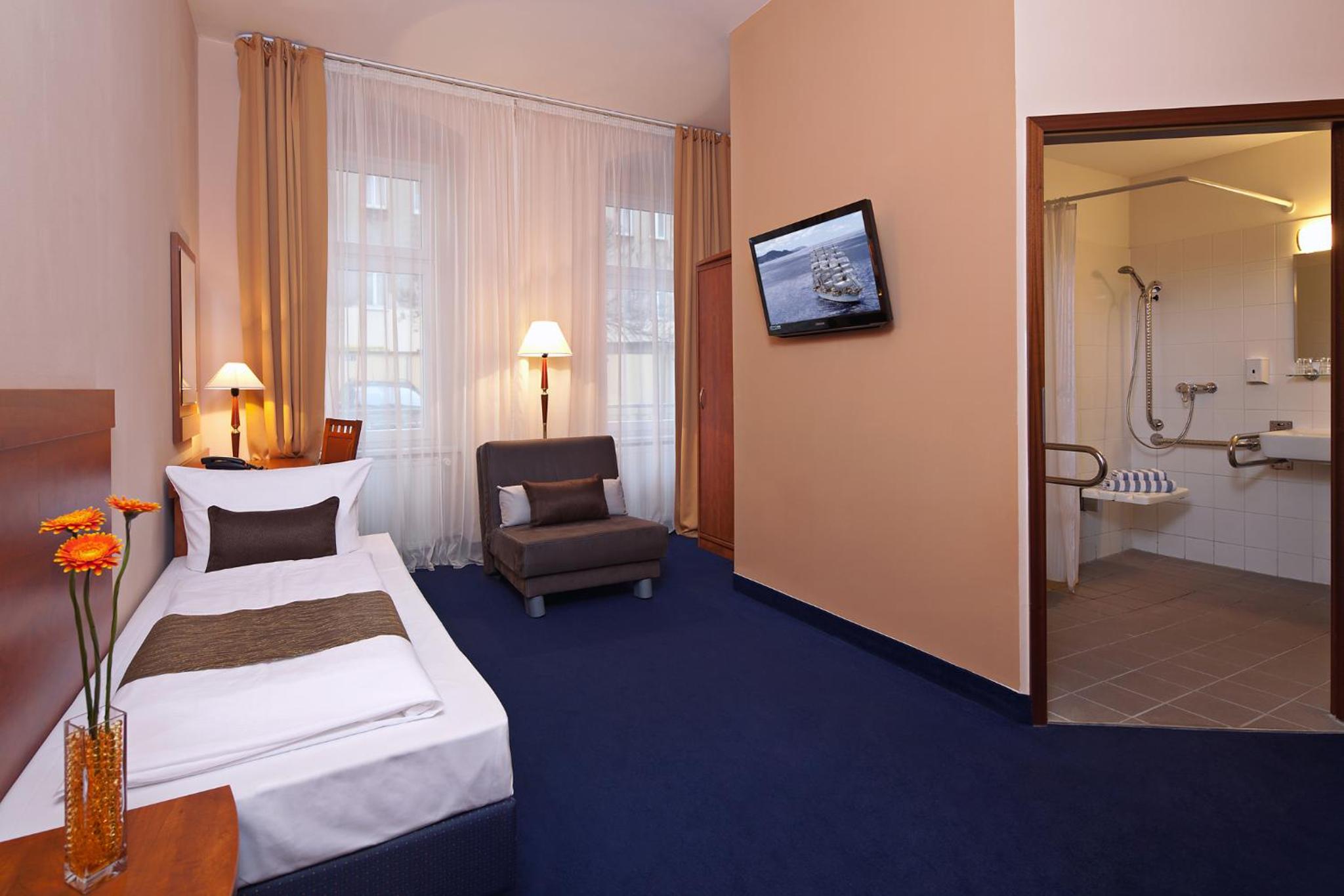 Double or Twin Room photo 3