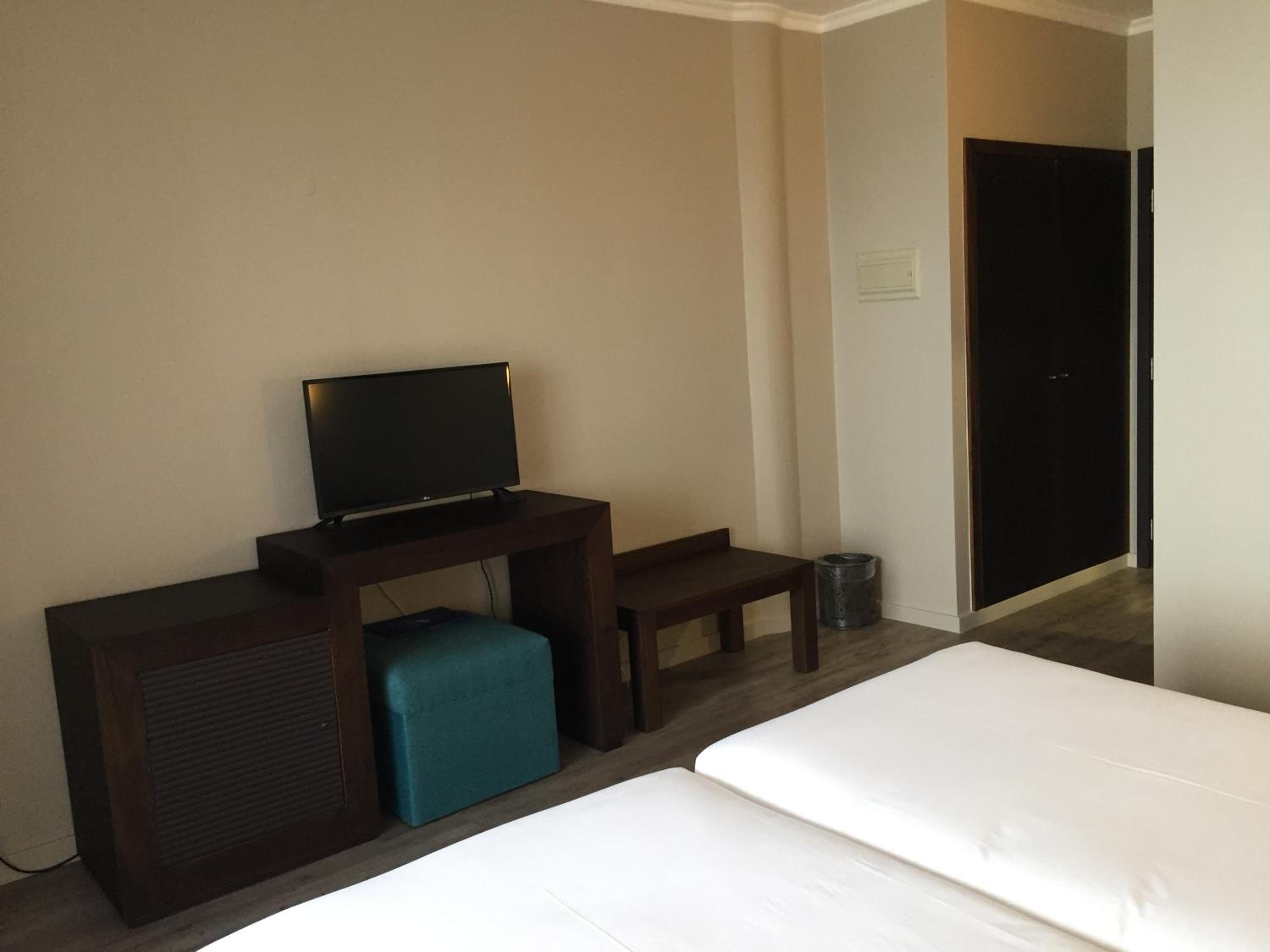 Twin Room with Mountain View & Balcony - Photo 2