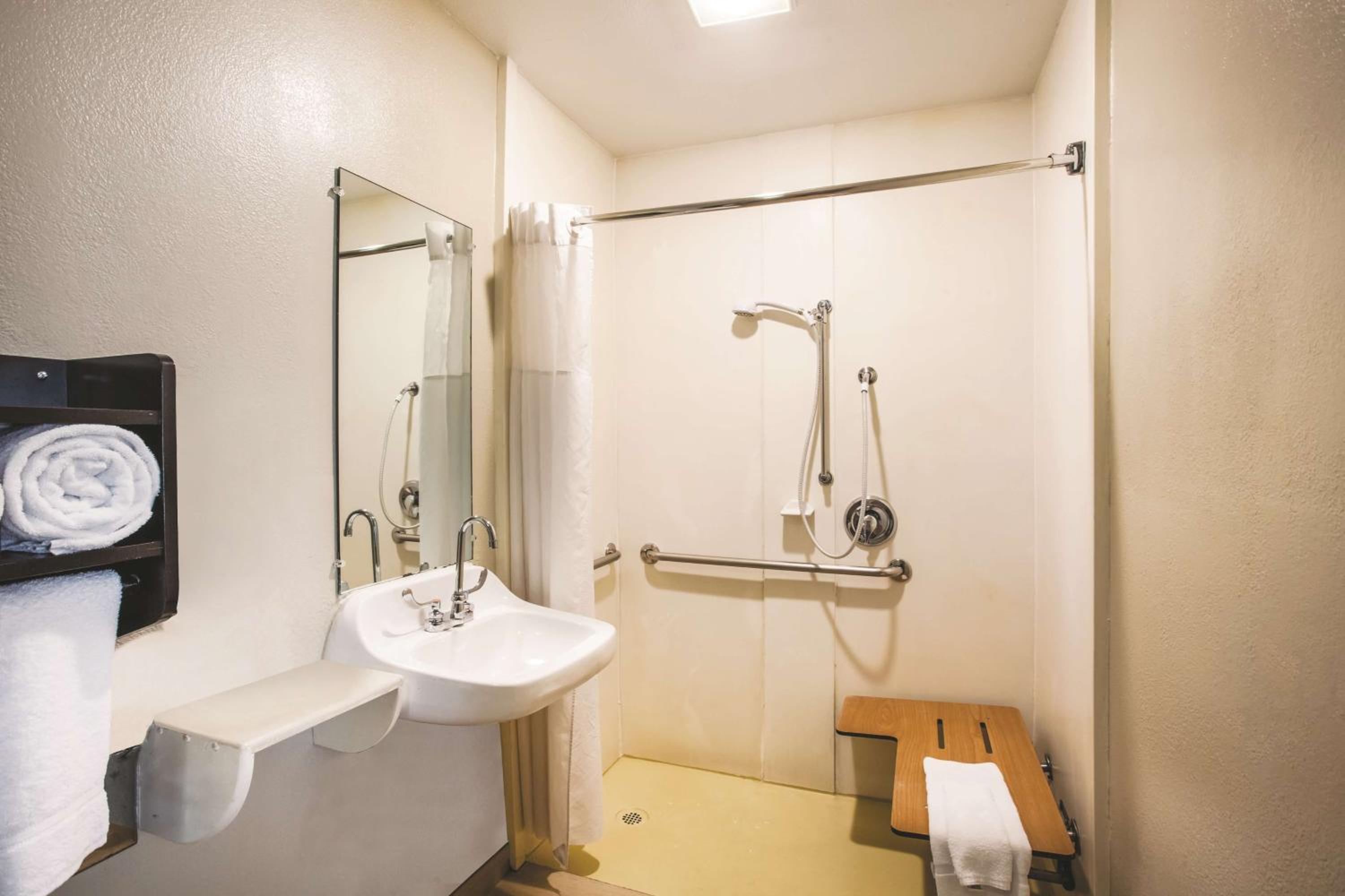 King Room - Mobility Access/Non-Smoking - Photo 2