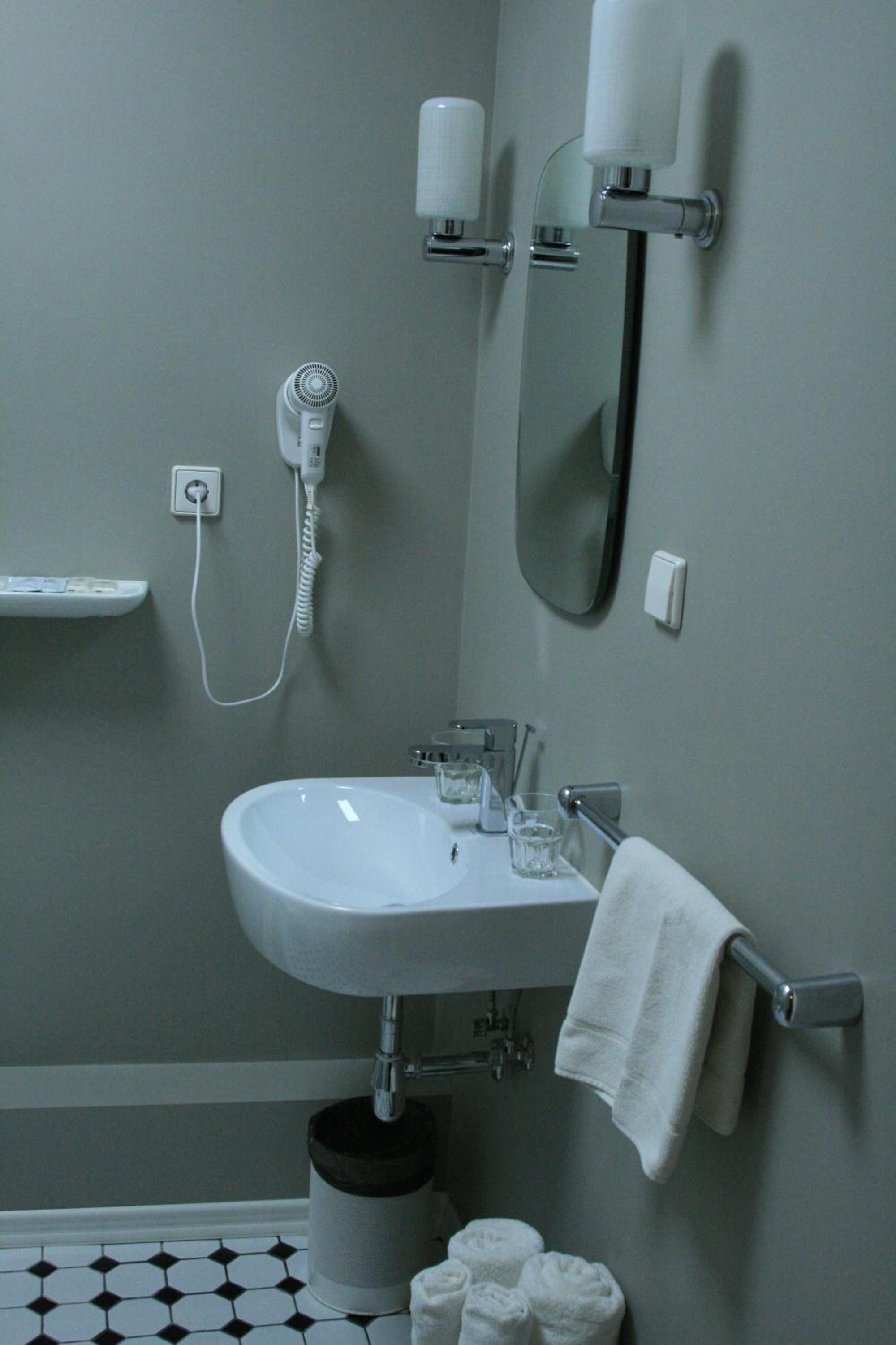 Standard Double Room - Photo 15