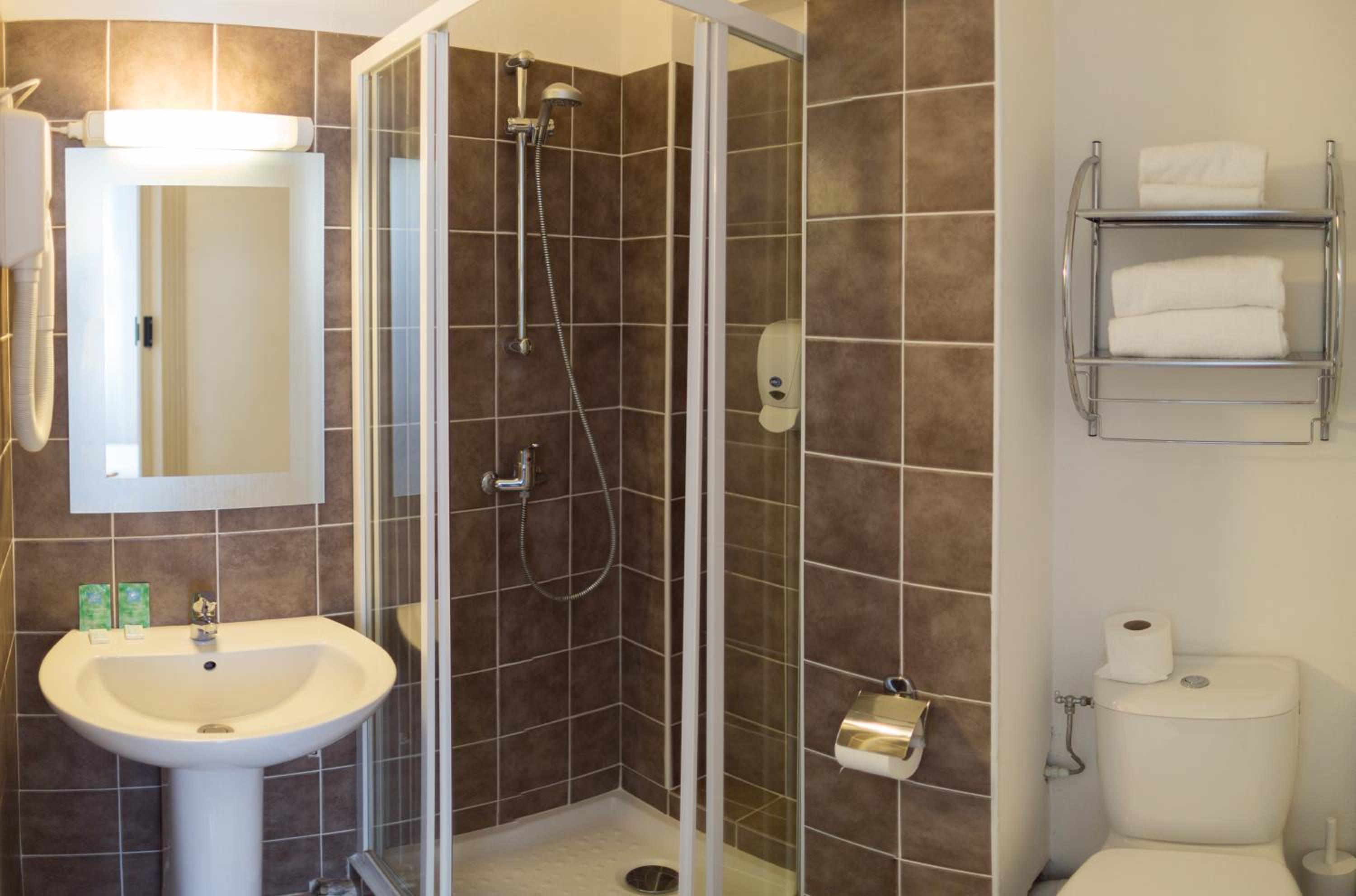 Twin Room - Photo 9