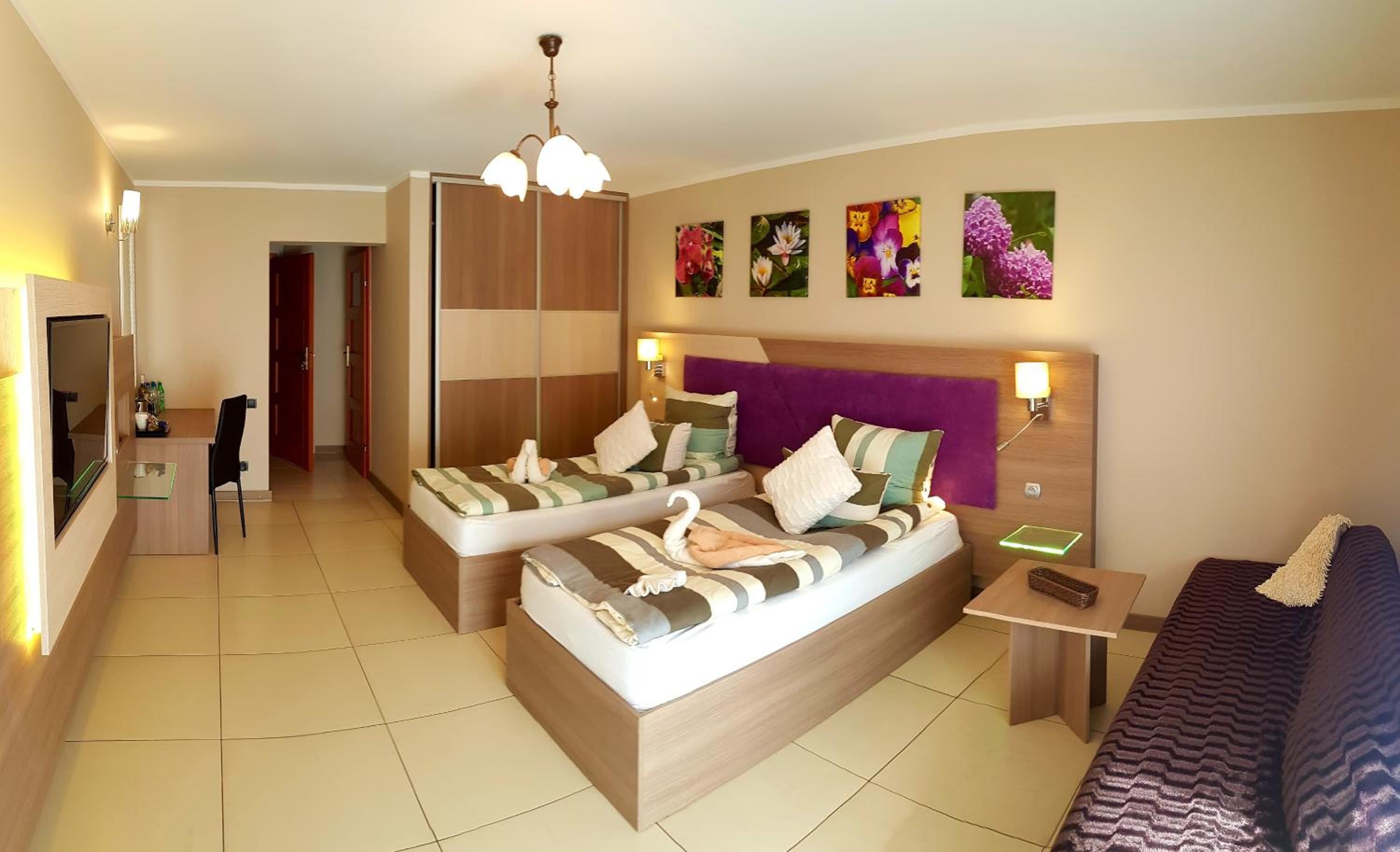 Double or Twin Room with Extra Bed with Balcony - Photo 1