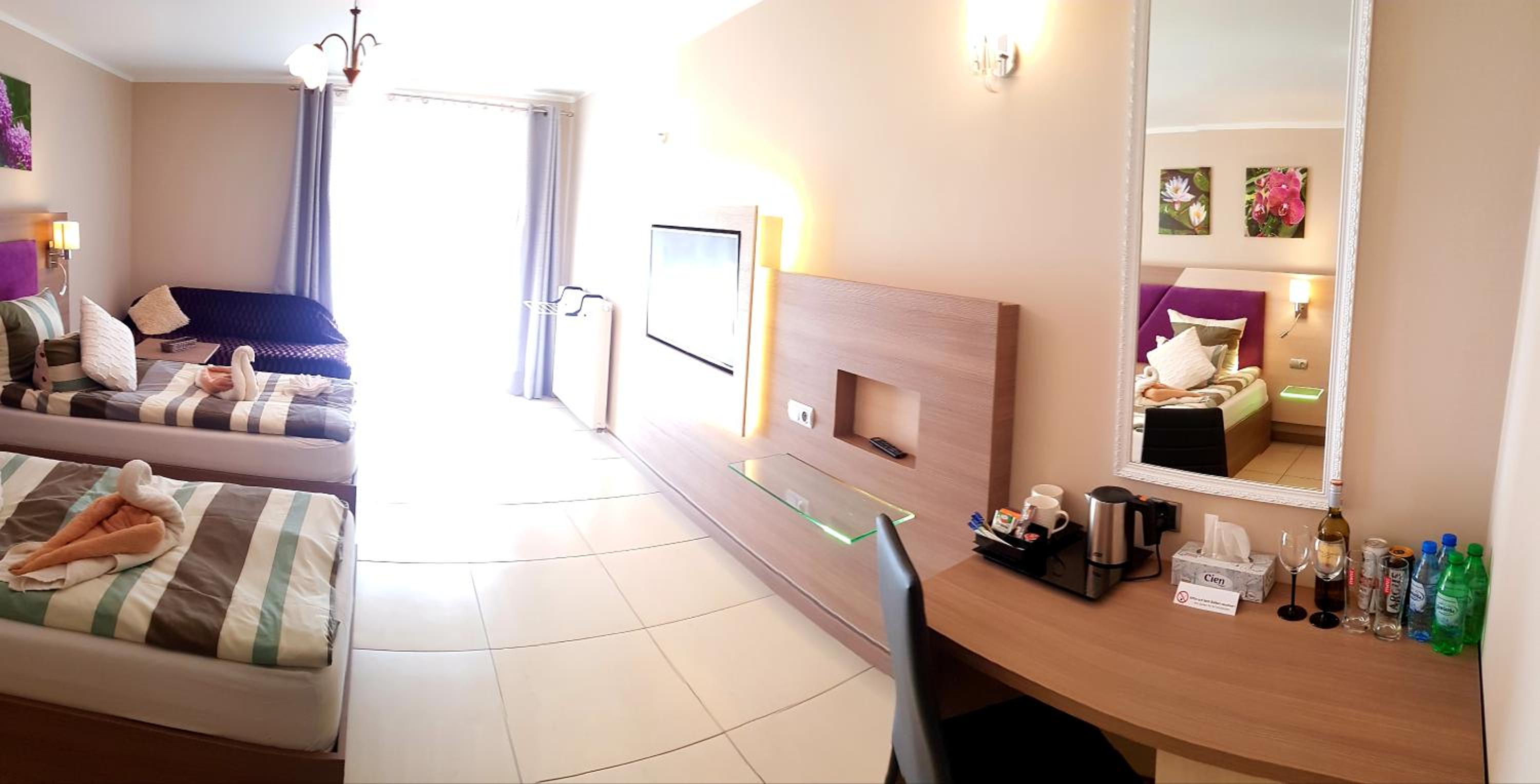 Double or Twin Room with Extra Bed with Balcony - Photo 4