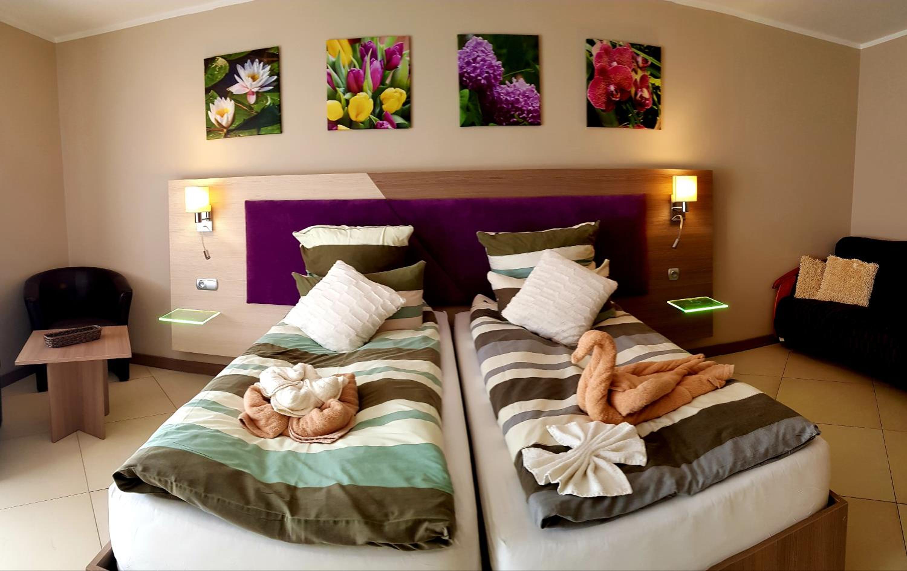 Double or Twin Room with Balcony - Photo 4