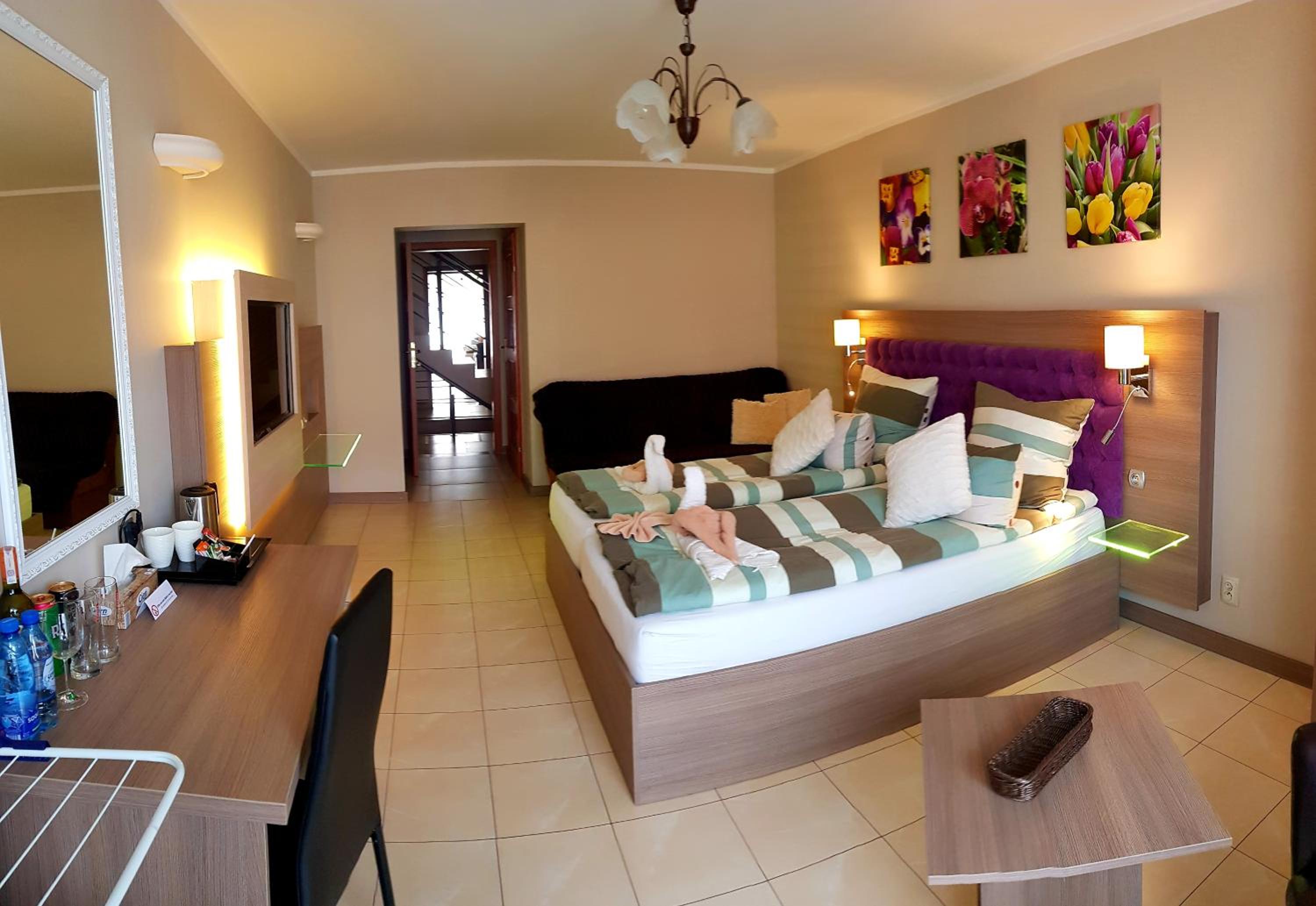 Double or Twin Room with Extra Bed with Balcony - Photo 2