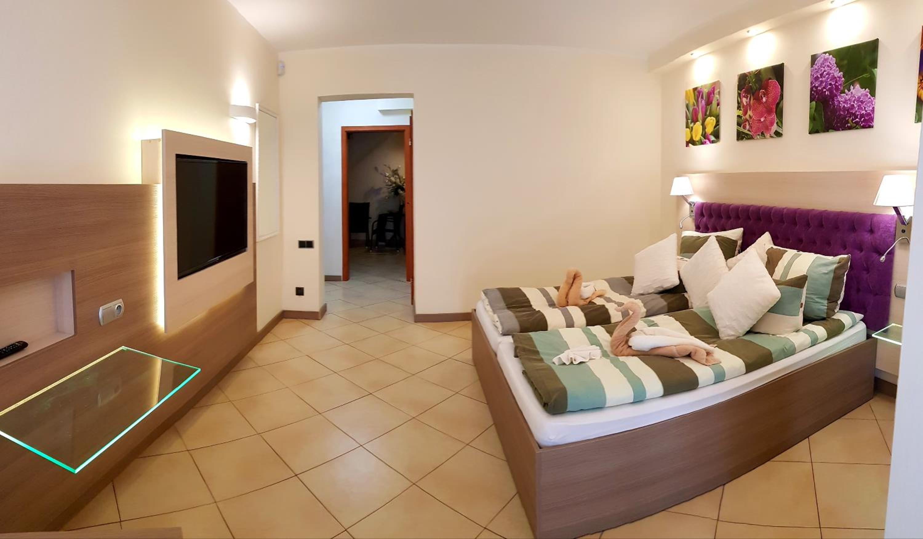 Economy Twin Room with Patio - Photo 2