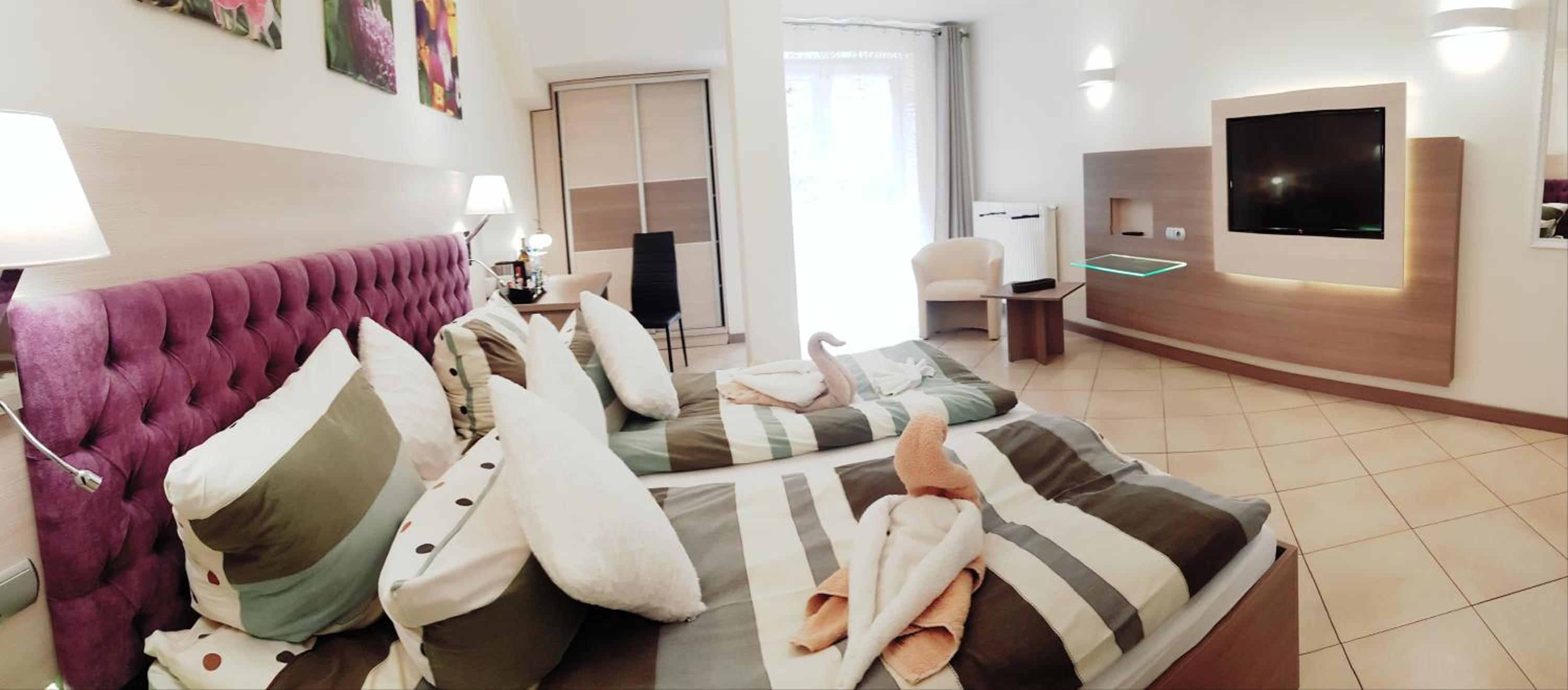 Economy Twin Room with Patio - Photo 4
