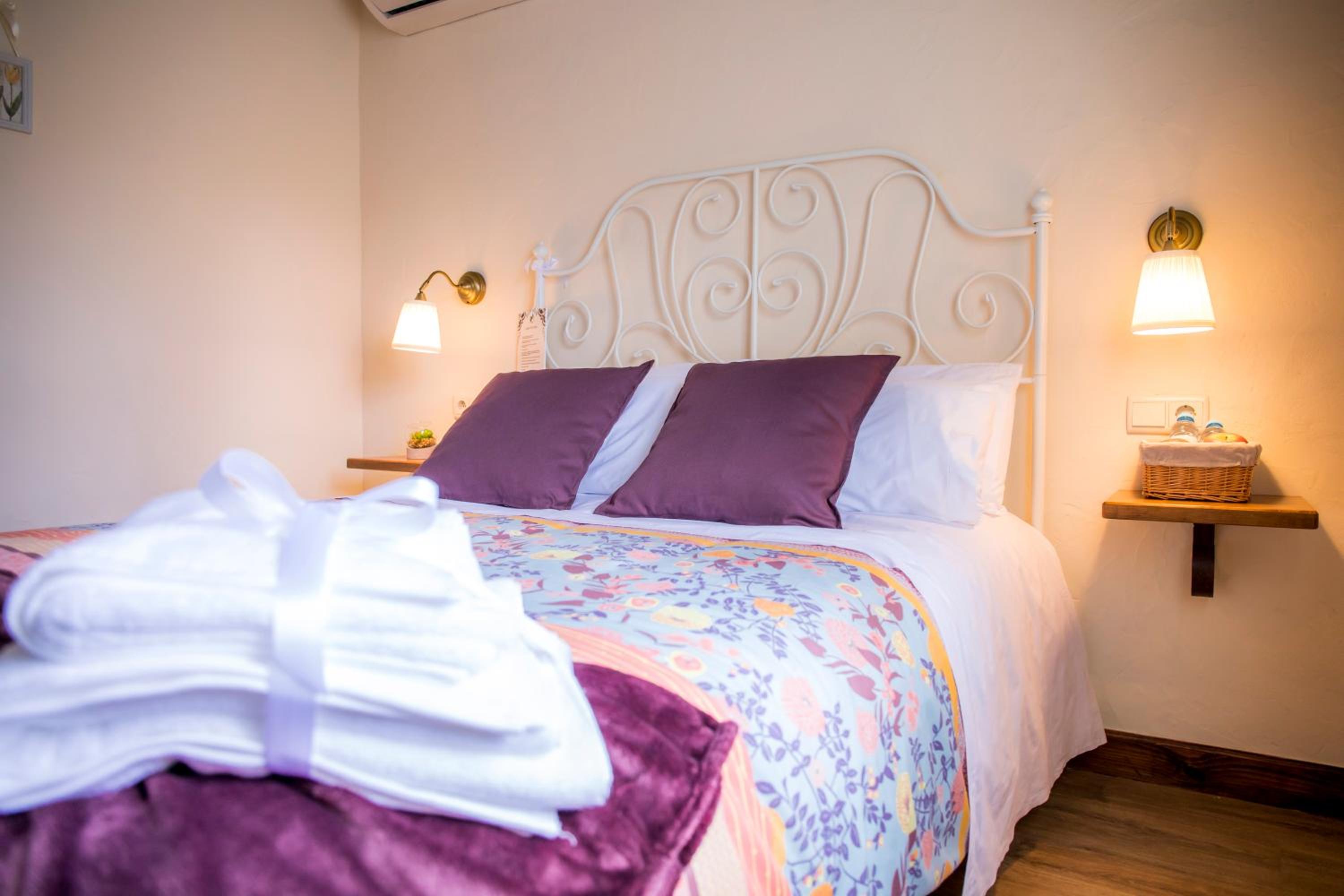 Double Room with Private Bathroom - Ground Floor photo 2