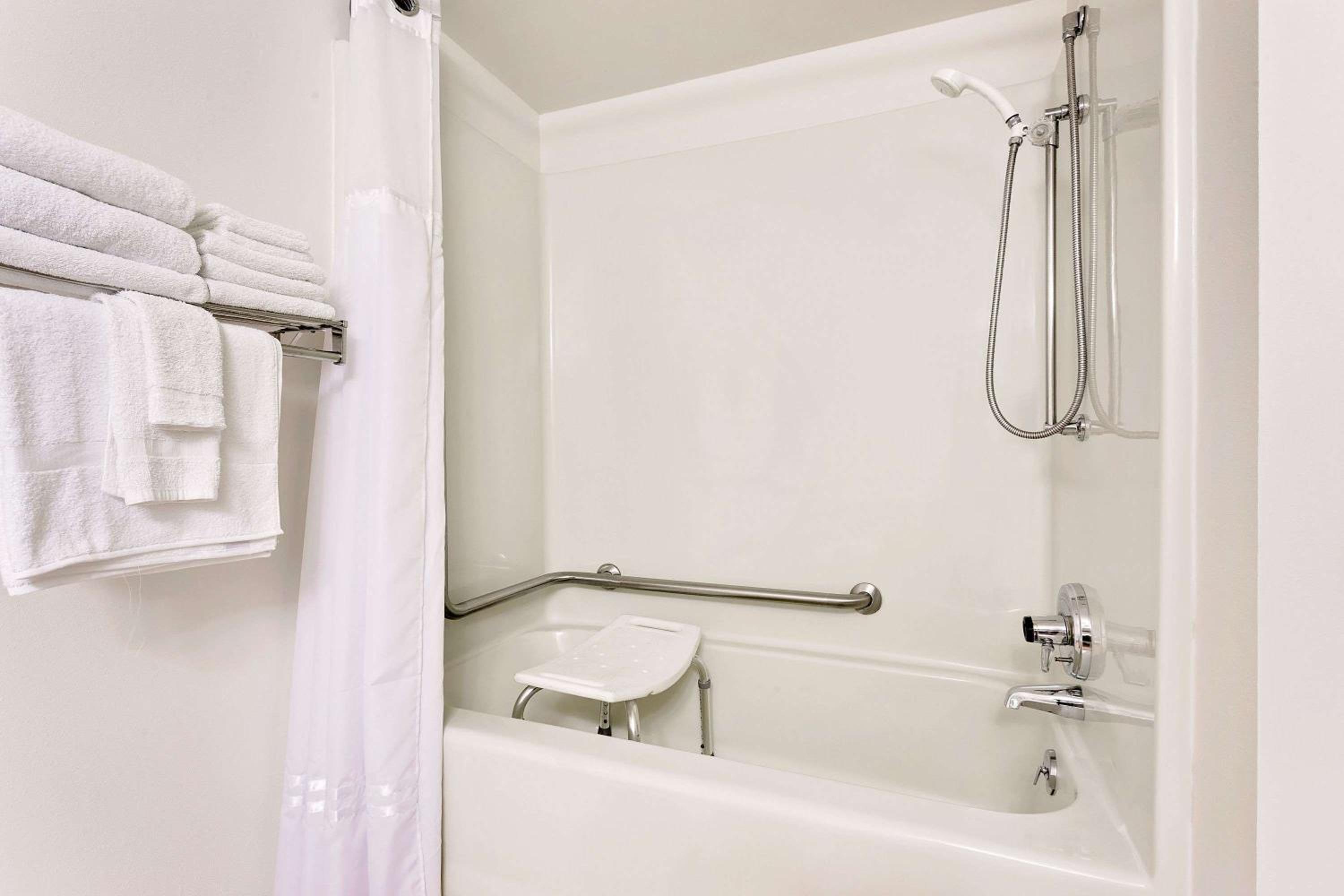 Queen Room - Disability Access - Non-Smoking - Photo 4