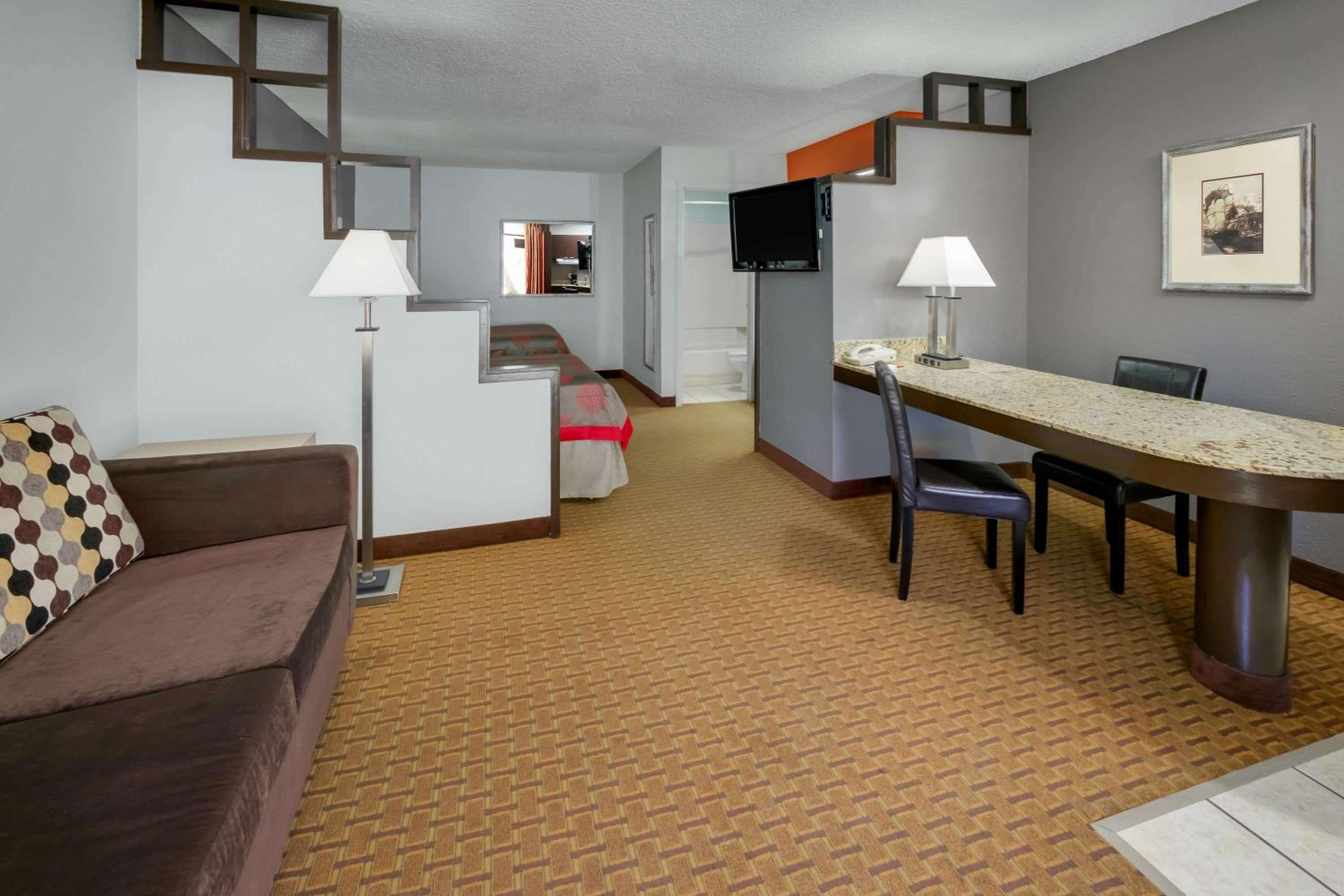 Double Room with Two Double Beds and Roll-In Shower - Mobility/Hearing Accessible photo 3