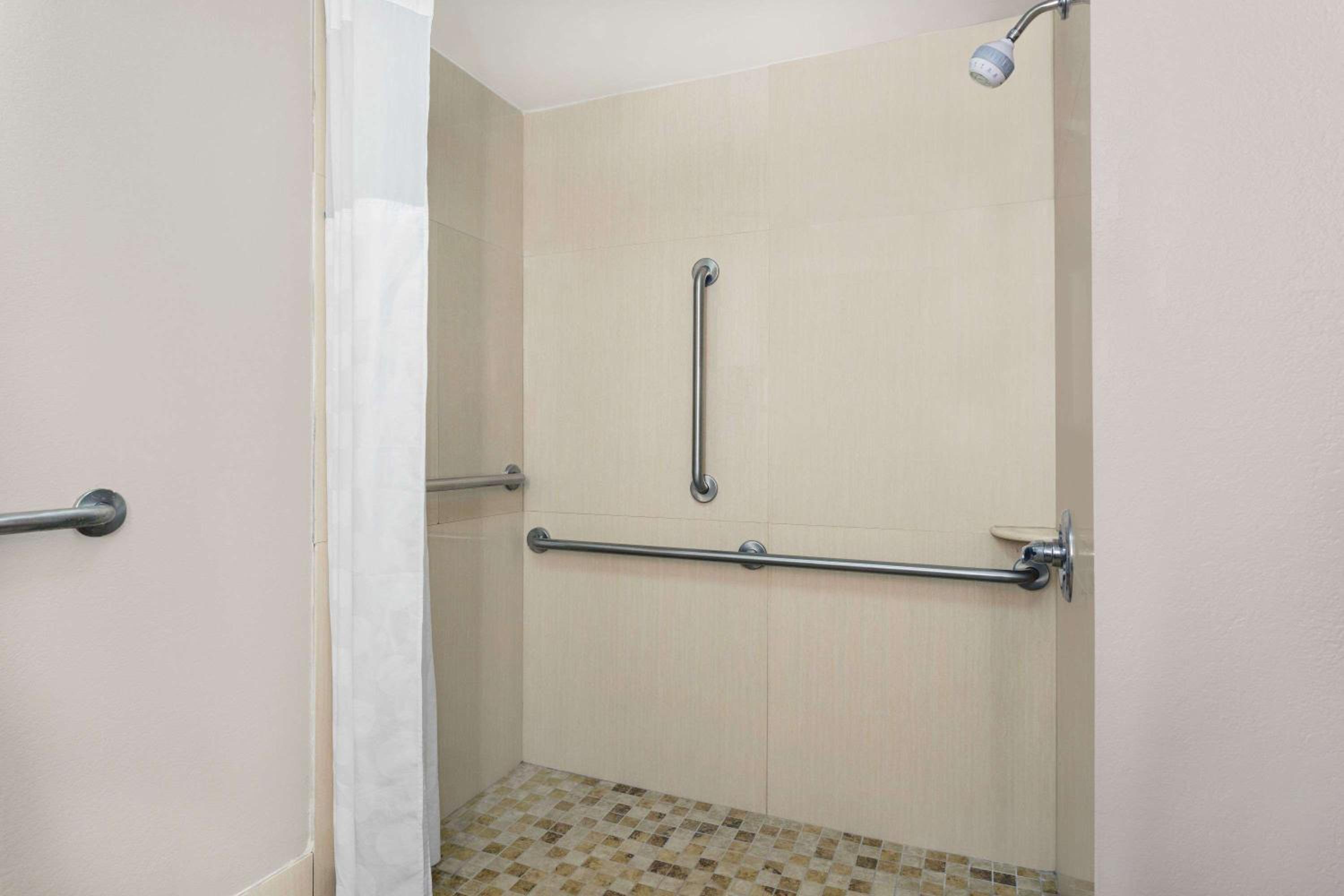 Queen Room with One Queen Bed - Exterior Entrance - Non-Smoking - Photo 2