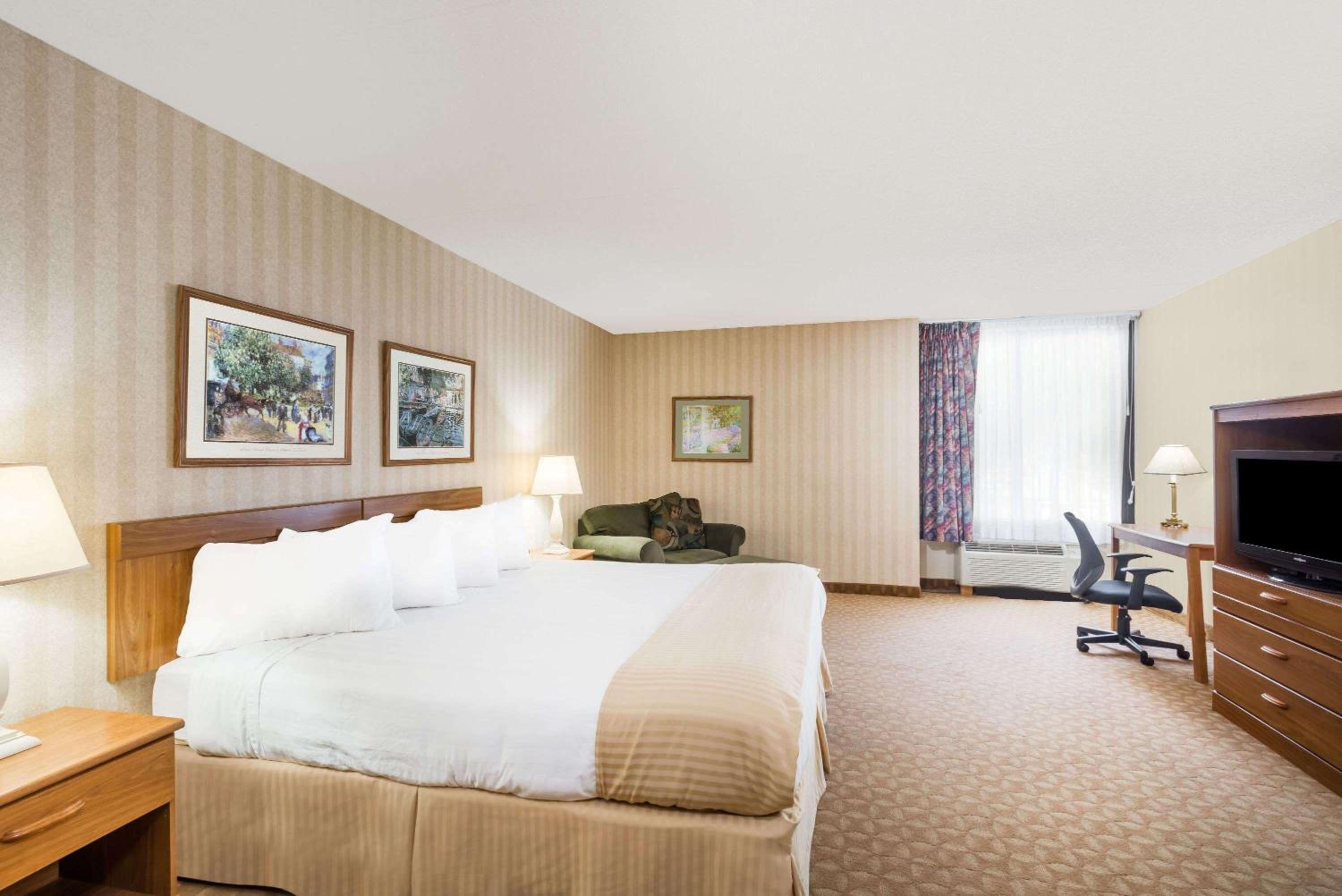 1 King Bed, Studio Suite, Non-Smoking - Photo 2
