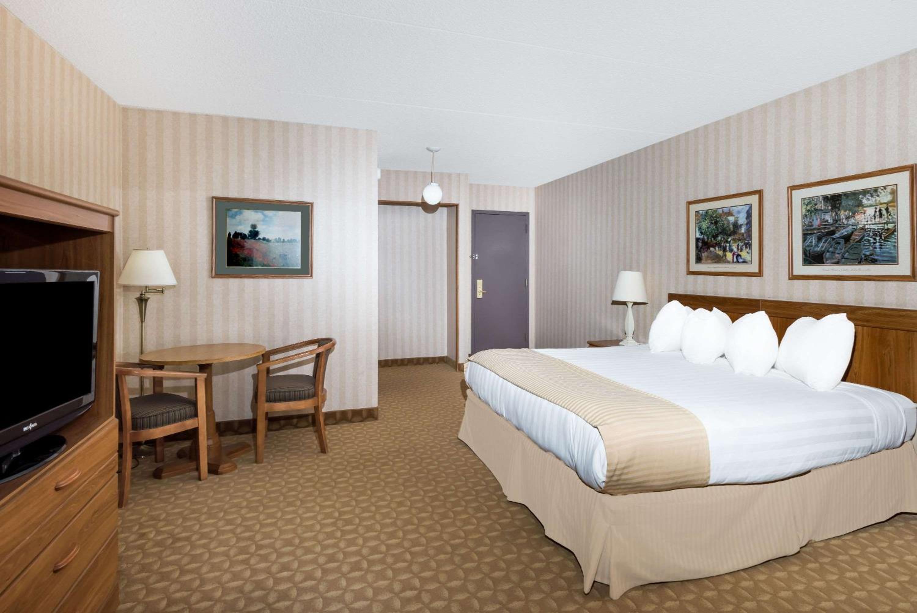 1 King Bed, Studio Suite, Non-Smoking - Photo 3
