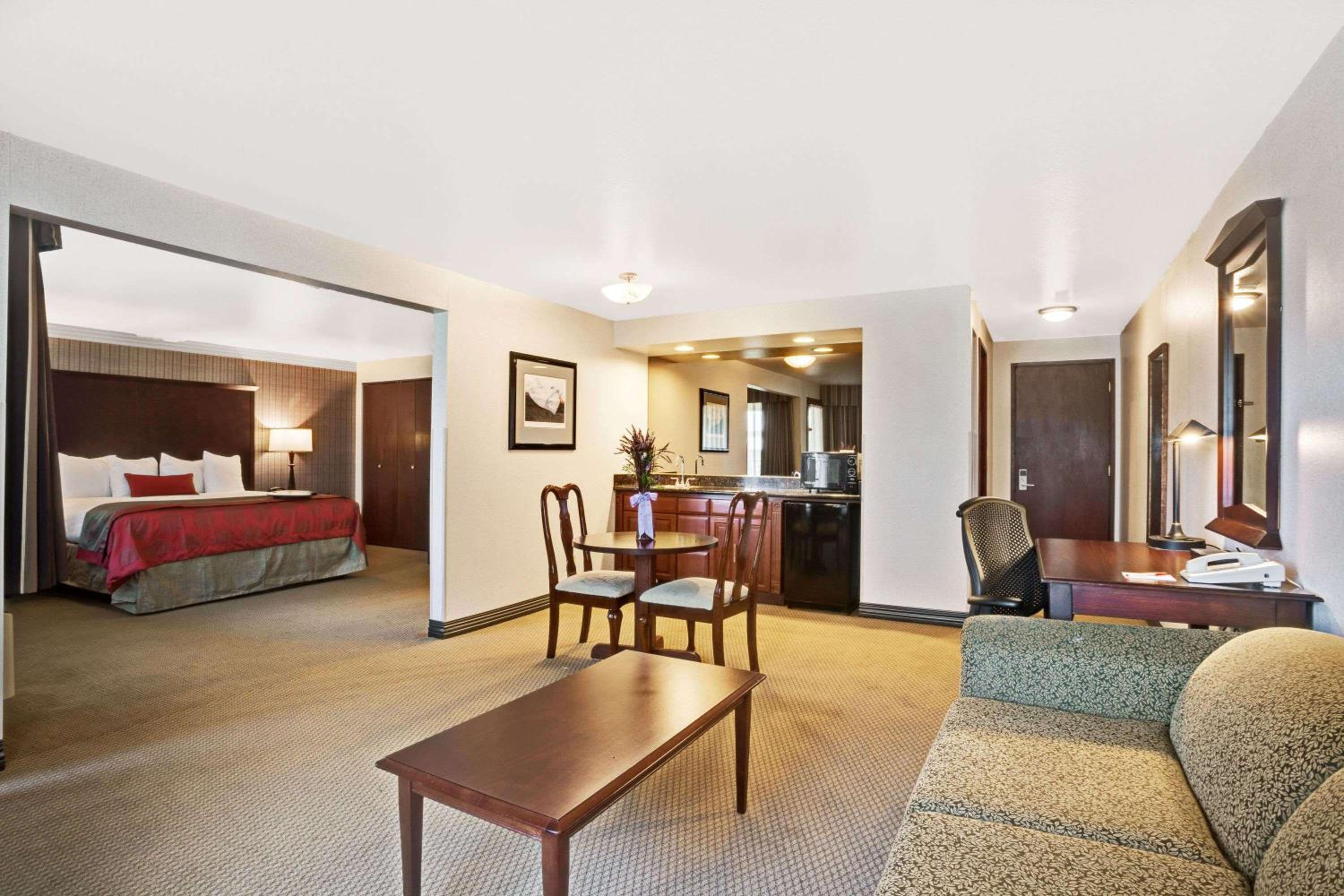 1 King Bed, Studio Suite, Non Smoking - Photo 4