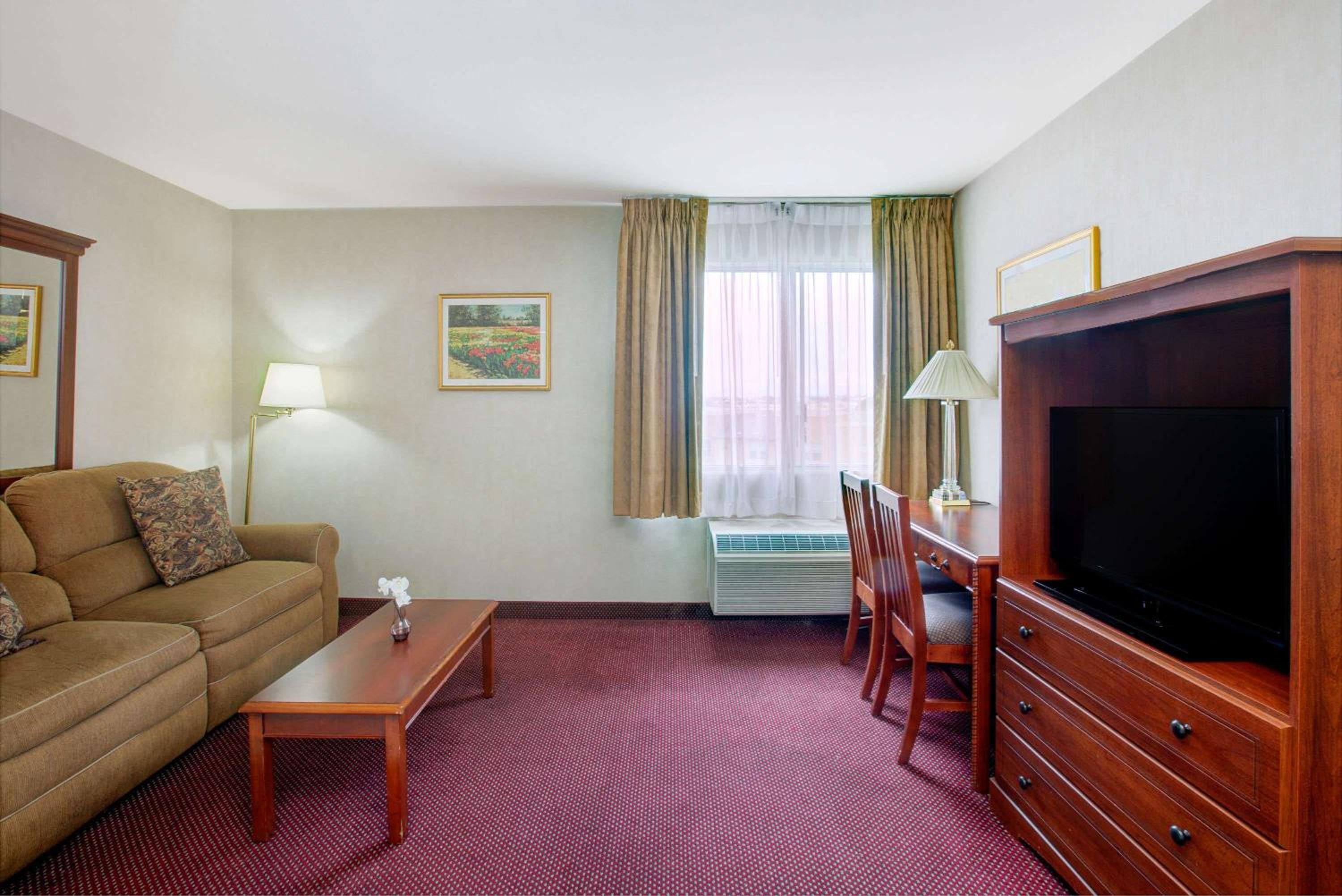 King Studio Suite - Non-Smoking - Photo 2