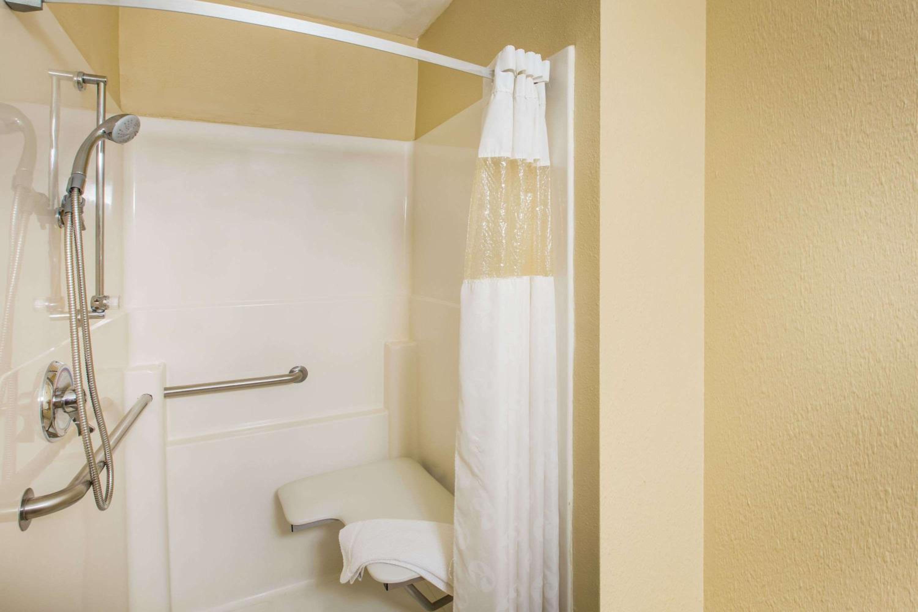 King Room - Mobility Access/Non-Smoking photo 2