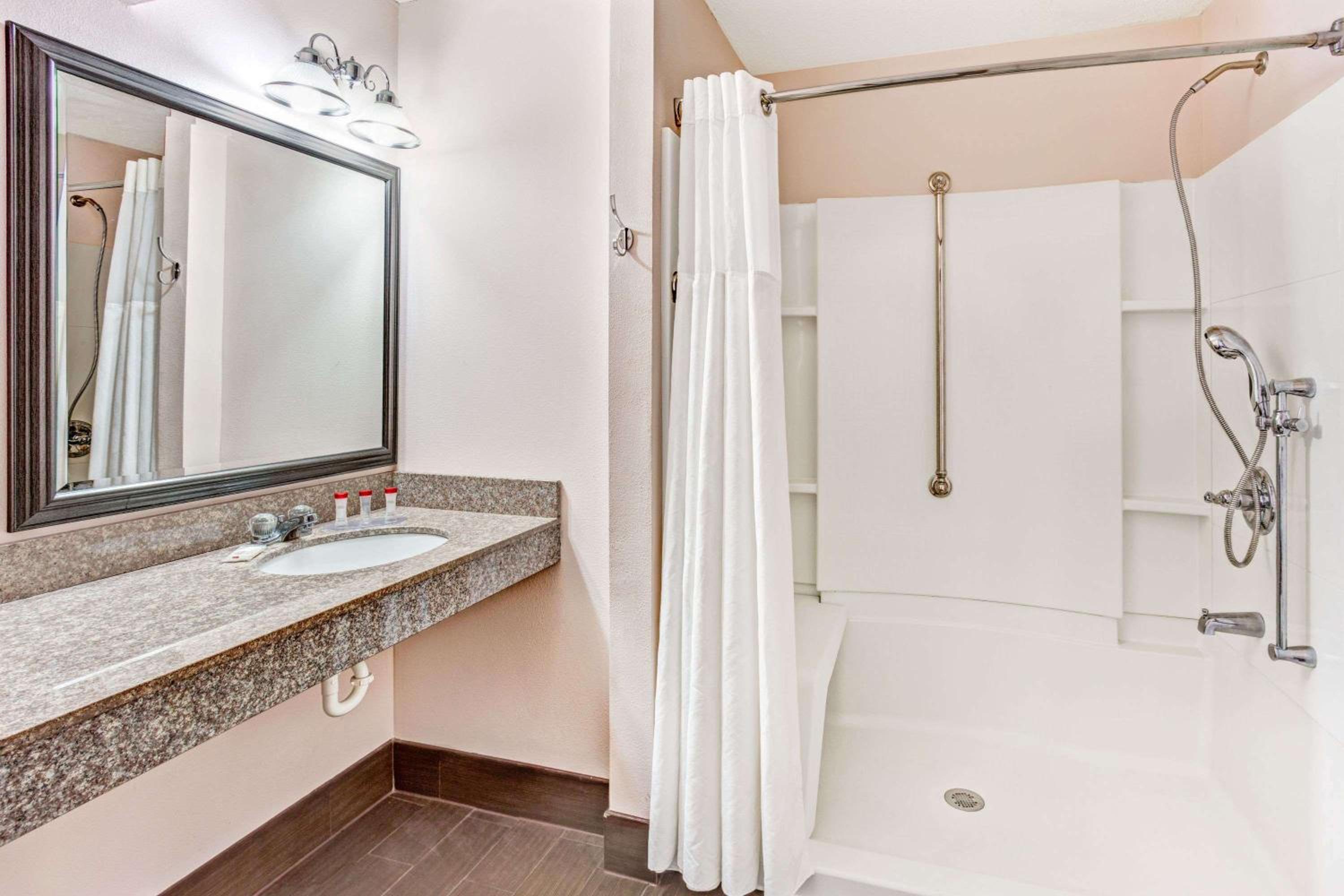 Queen Room with Two Queen Beds - Mobility Access/Non-Smoking - Photo 6