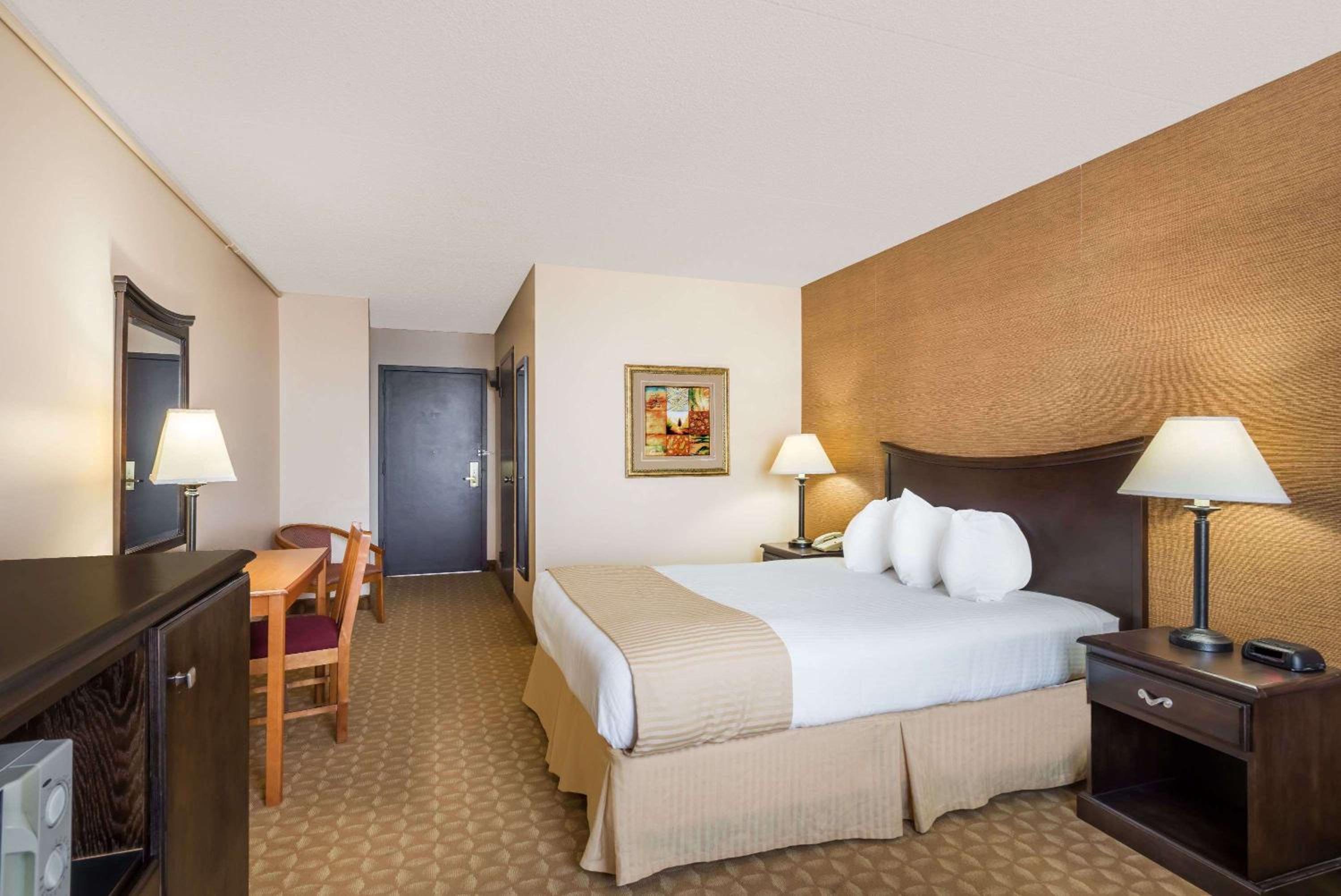 1 King Bed, Non-Smoking - Photo 4