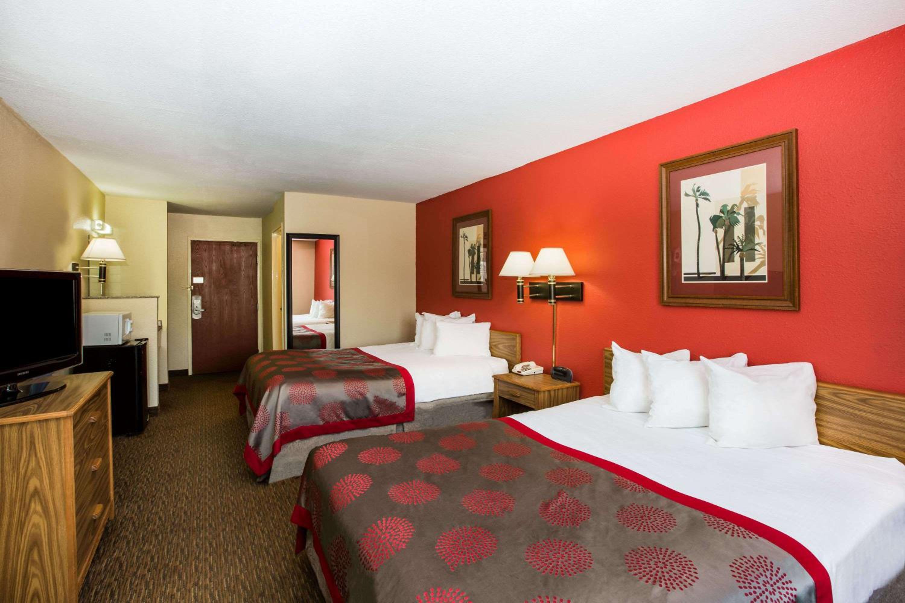 Queen Room with Two Queen Beds - Non-Smoking photo 1