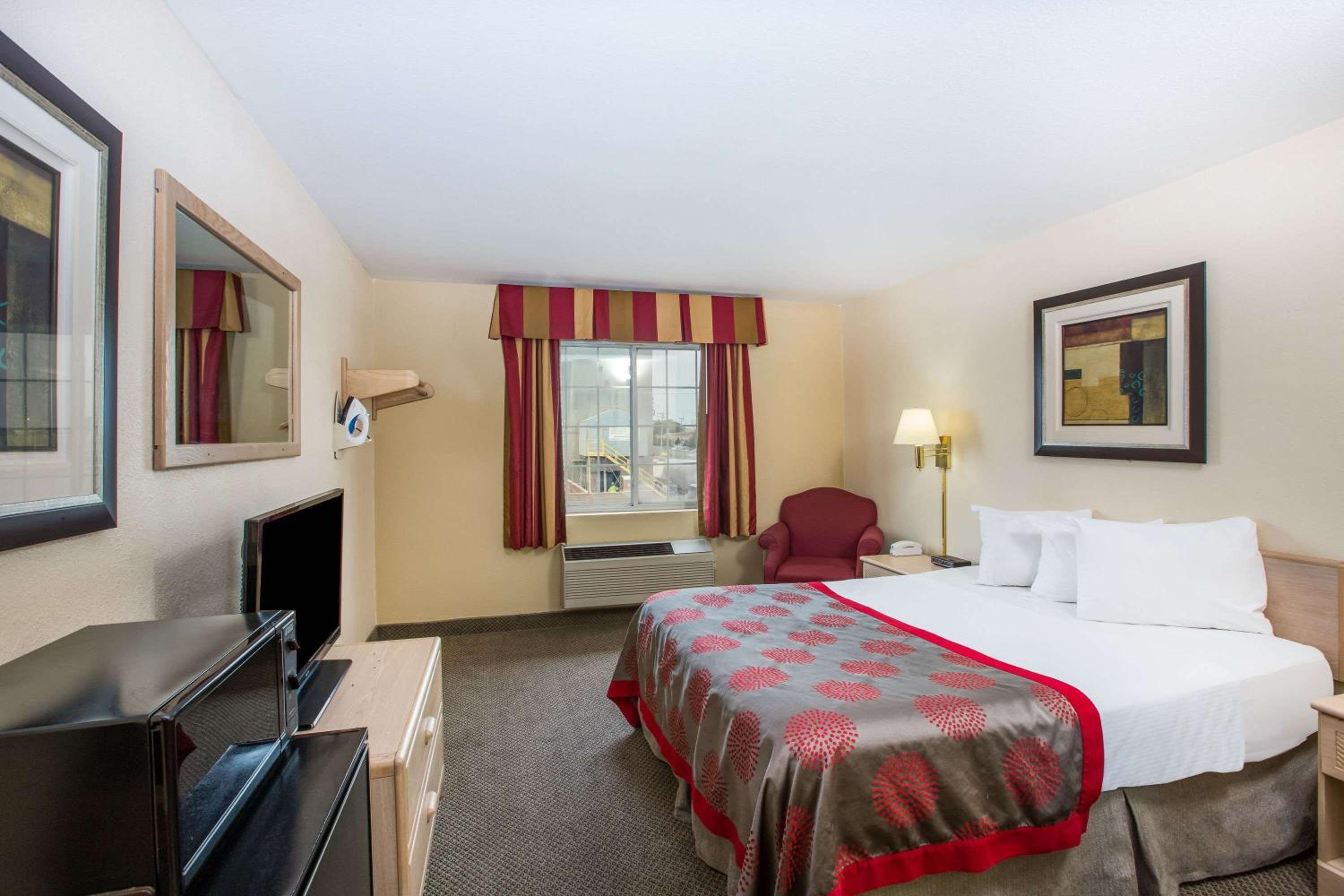 King Room - Mobility Access/Non-Smoking photo 3