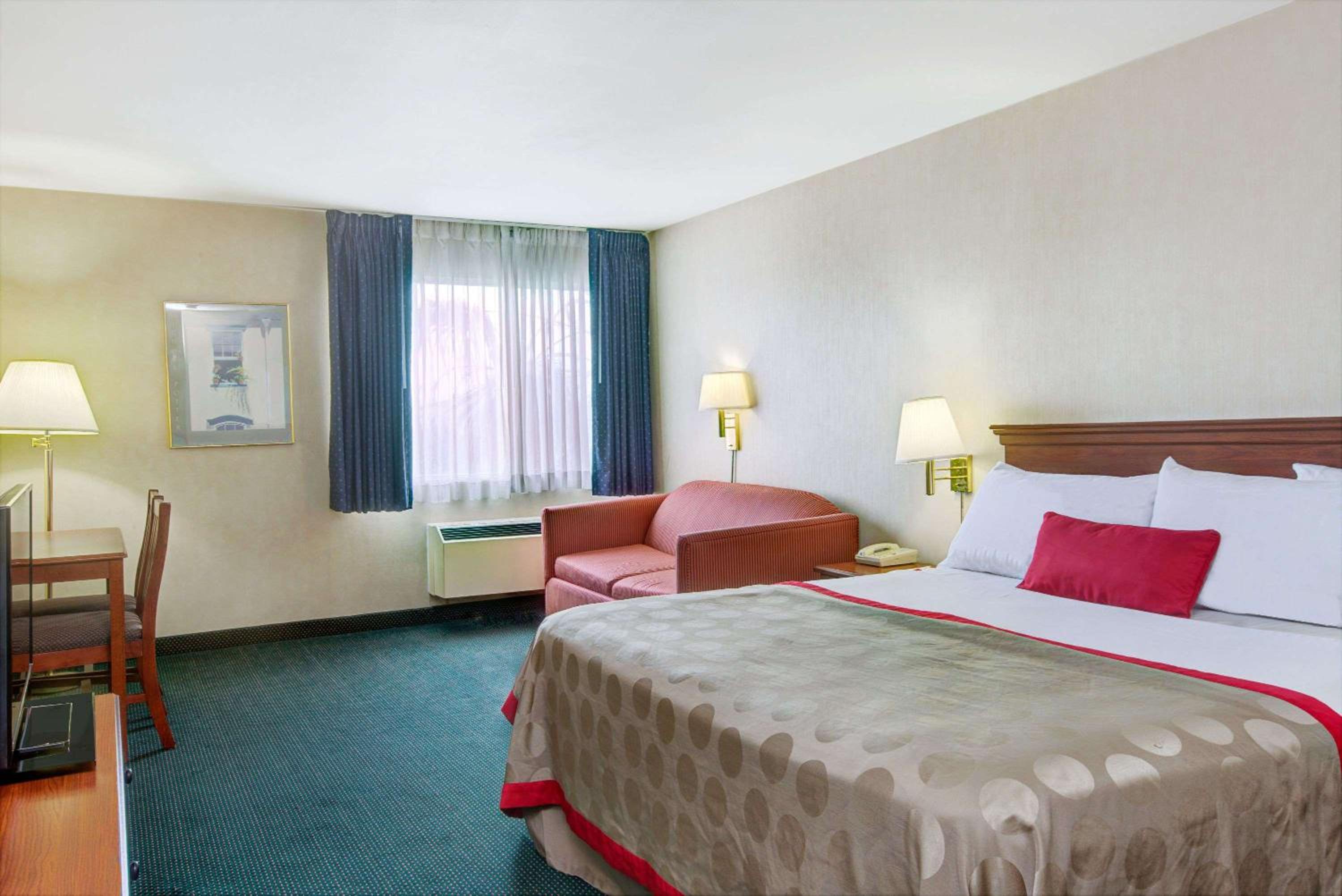 Deluxe Studio King Suite - Non-Smoking - Photo 1