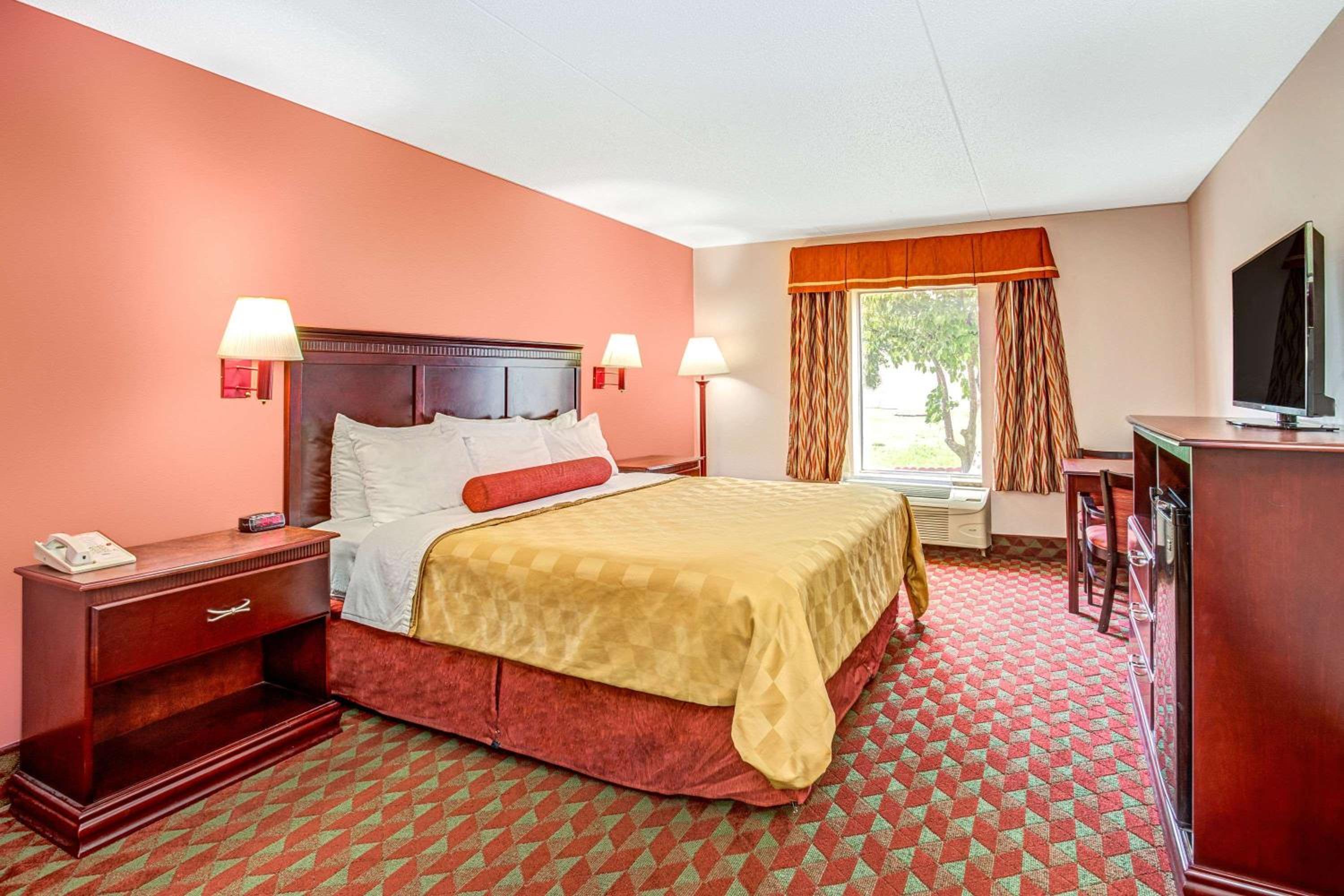 Deluxe King Room - Non-Smoking - Photo 1