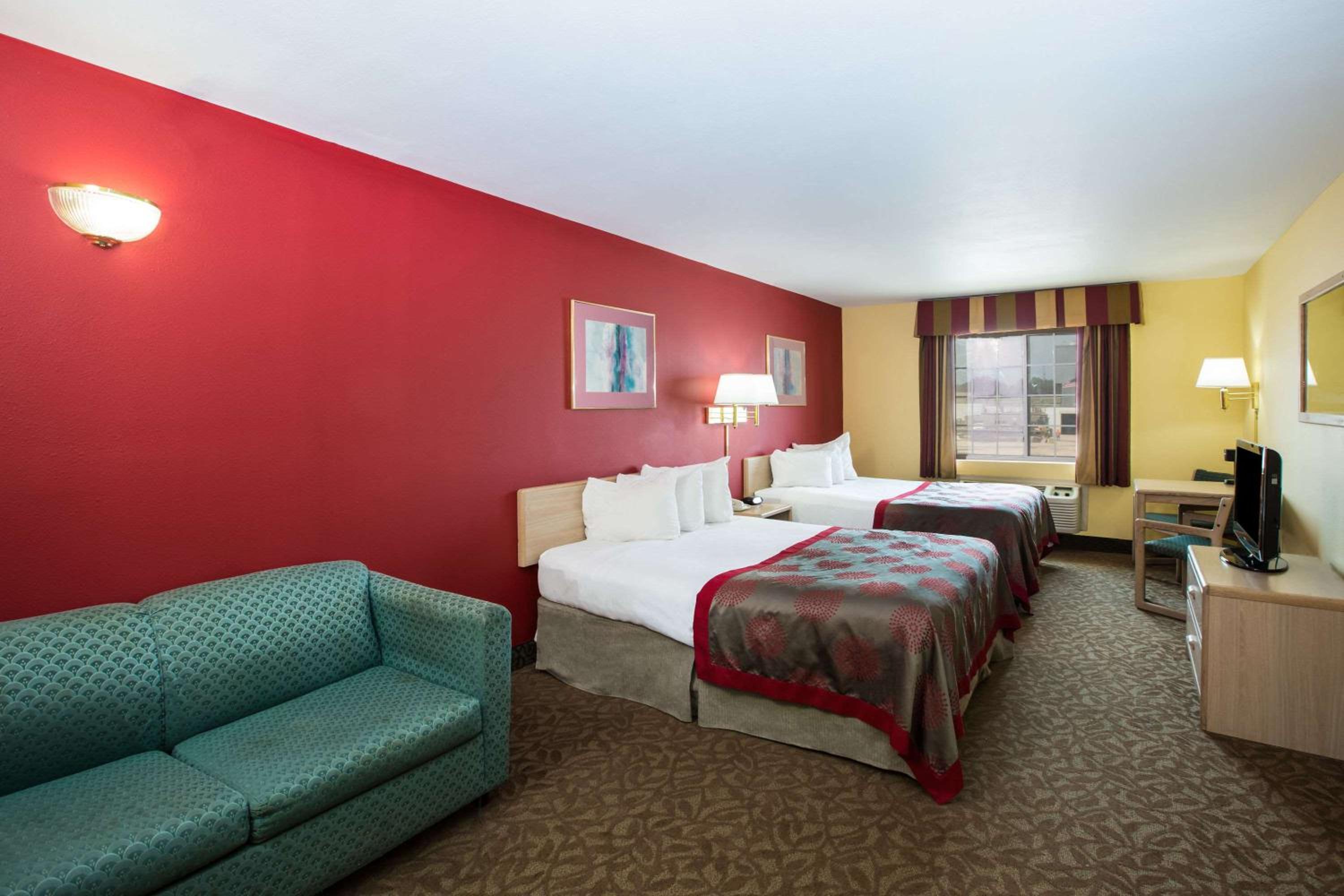 Deluxe Room with Three Queen Beds - Non-Smoking photo 3