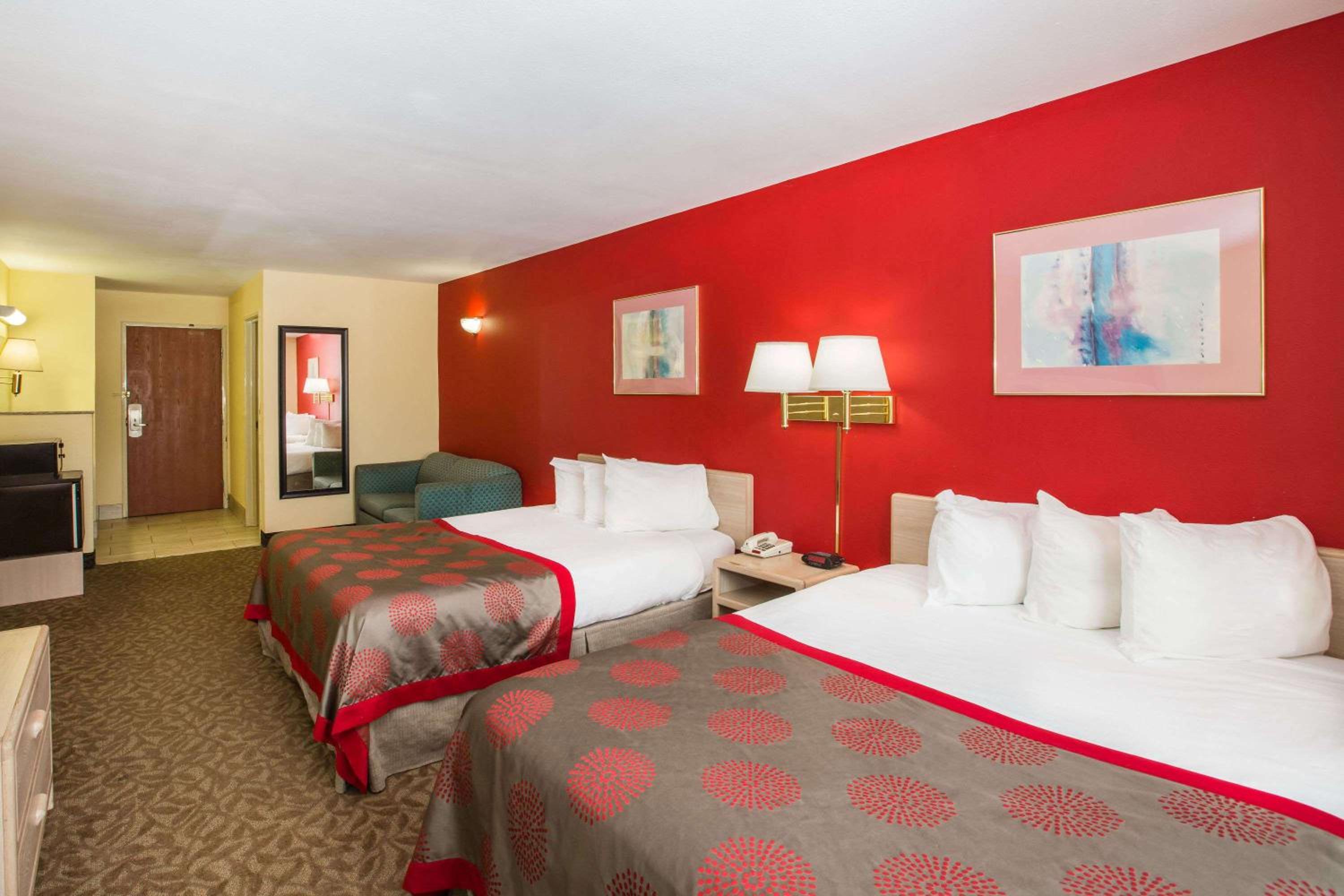 Deluxe Room with Three Queen Beds - Non-Smoking photo 2