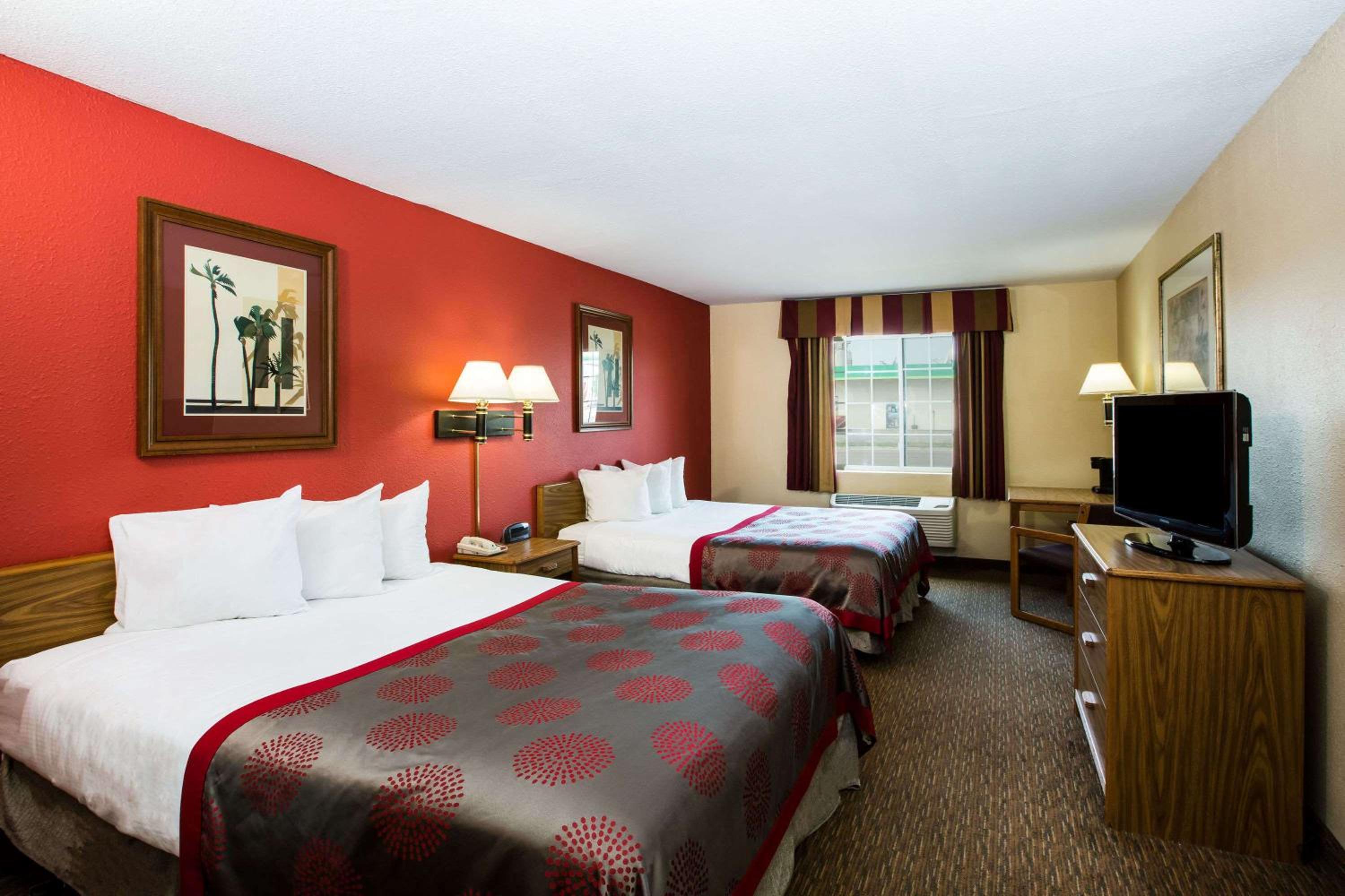 Queen Room with Two Queen Beds - Non-Smoking photo 3