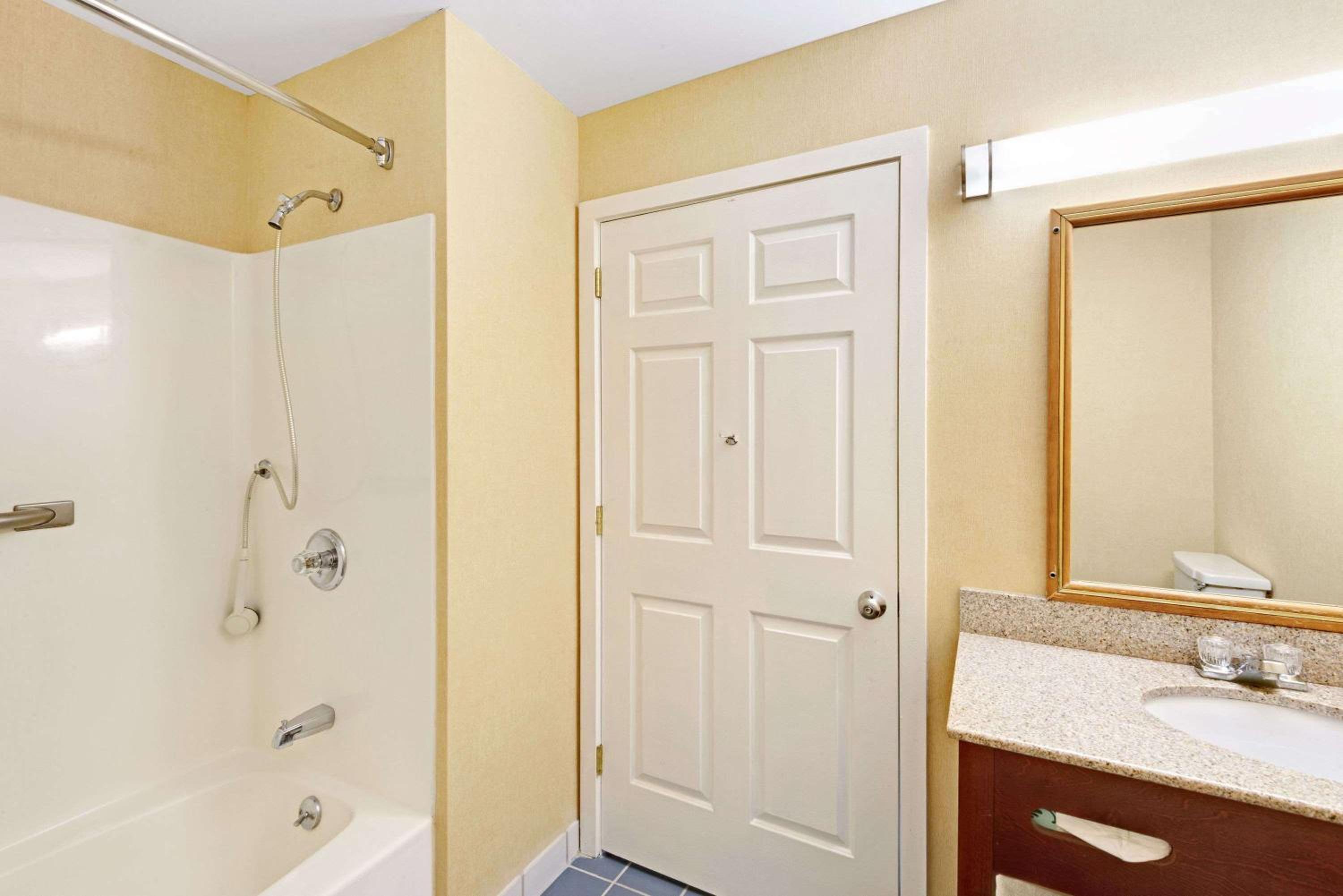 Queen Room - Disability Access/Non-Smoking photo 3