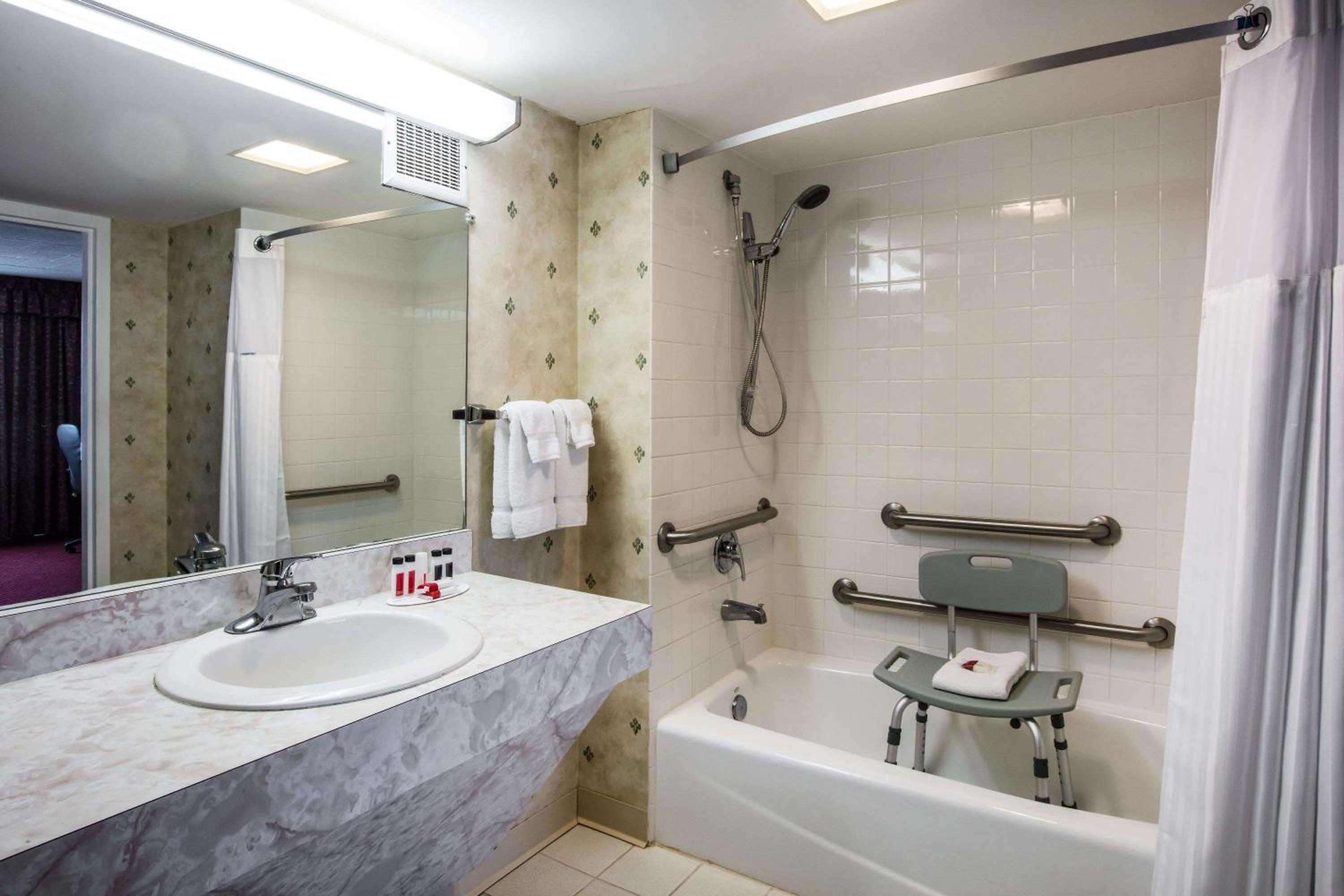 King Room with Bath Tub - Mobility Accessible/Non-Smoking photo 2