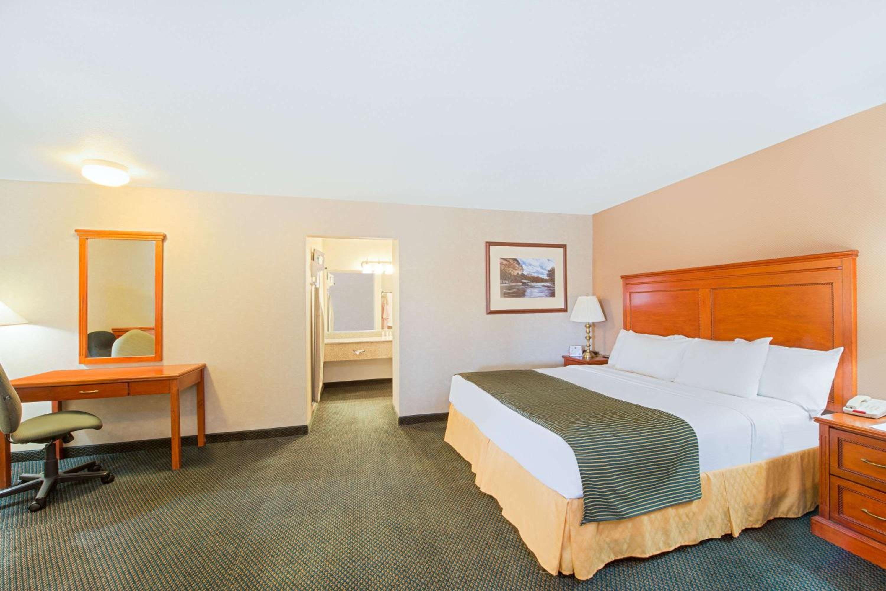 One-Bedroom Suite with 3 Queen Beds, Non-Smoking - Photo 2
