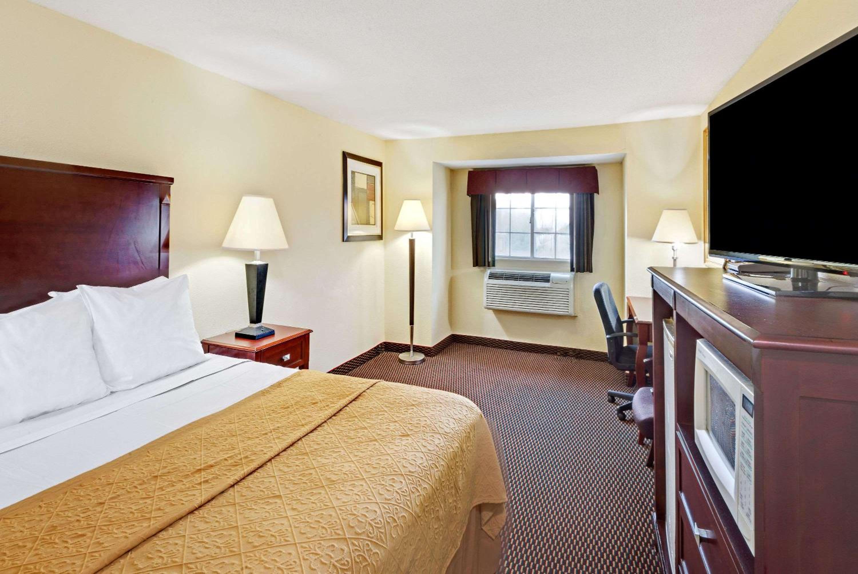 Queen Room - Non-Smoking photo 2