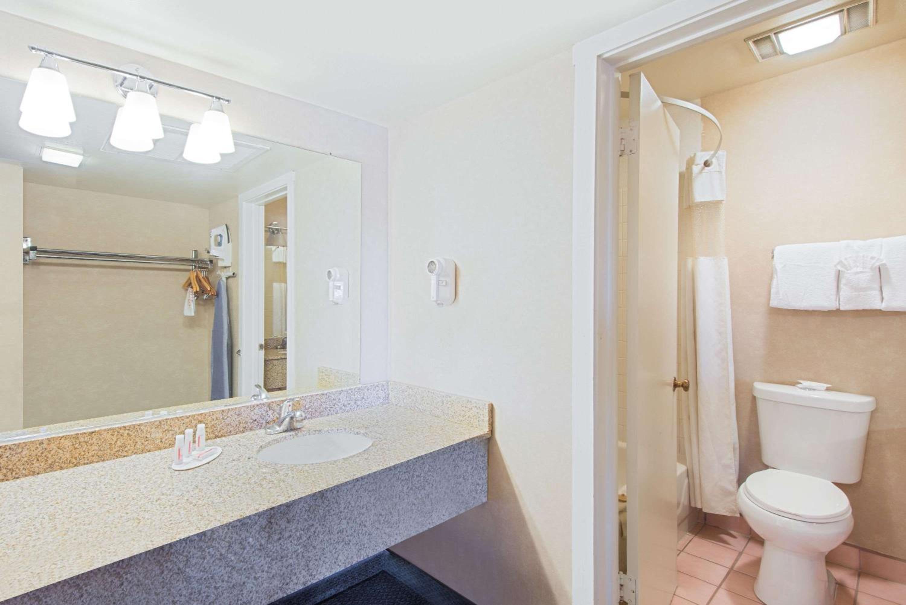 One-Bedroom Suite with 3 Queen Beds, Non-Smoking - Photo 4