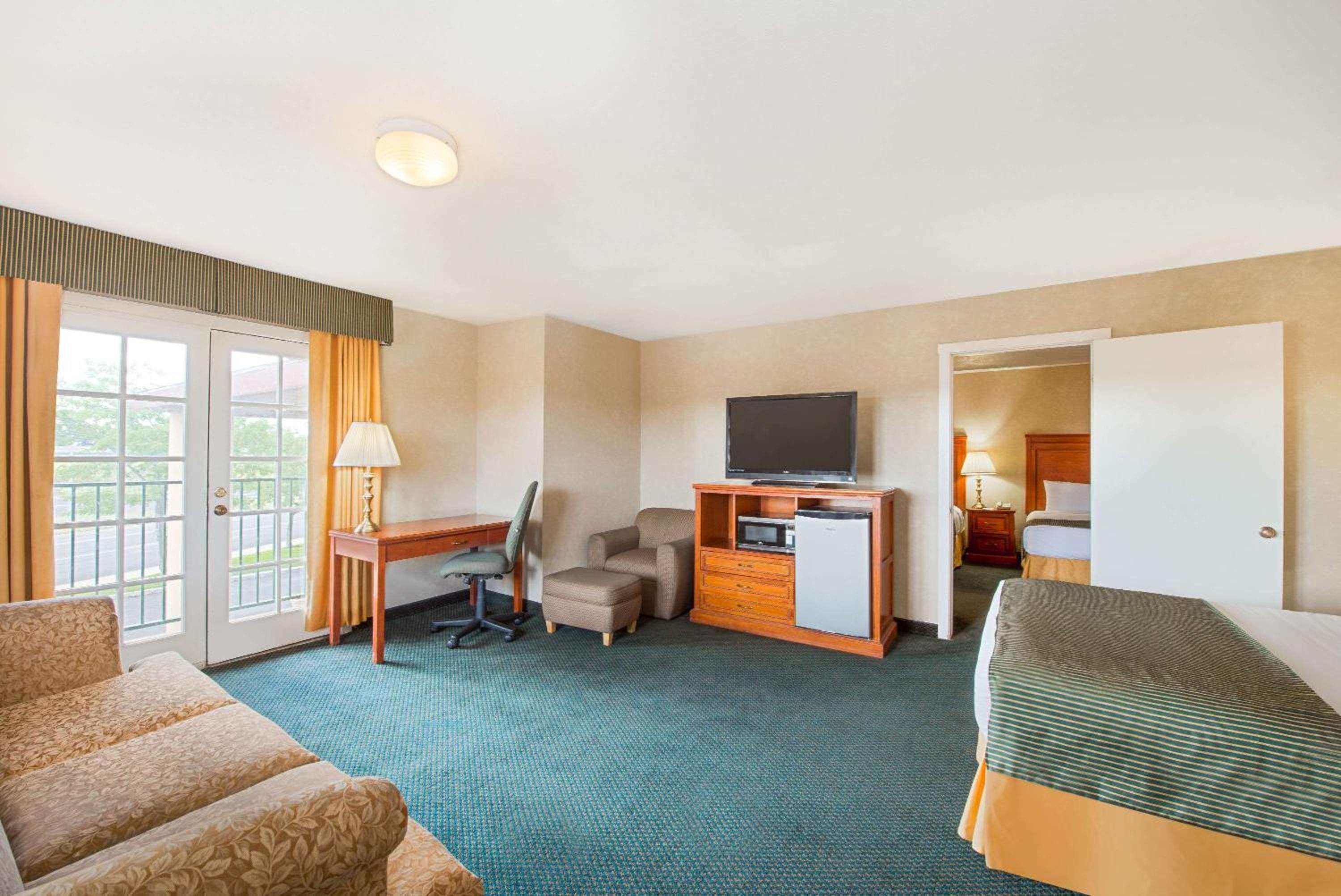 One-Bedroom Suite with 3 Queen Beds, Non-Smoking - Photo 3