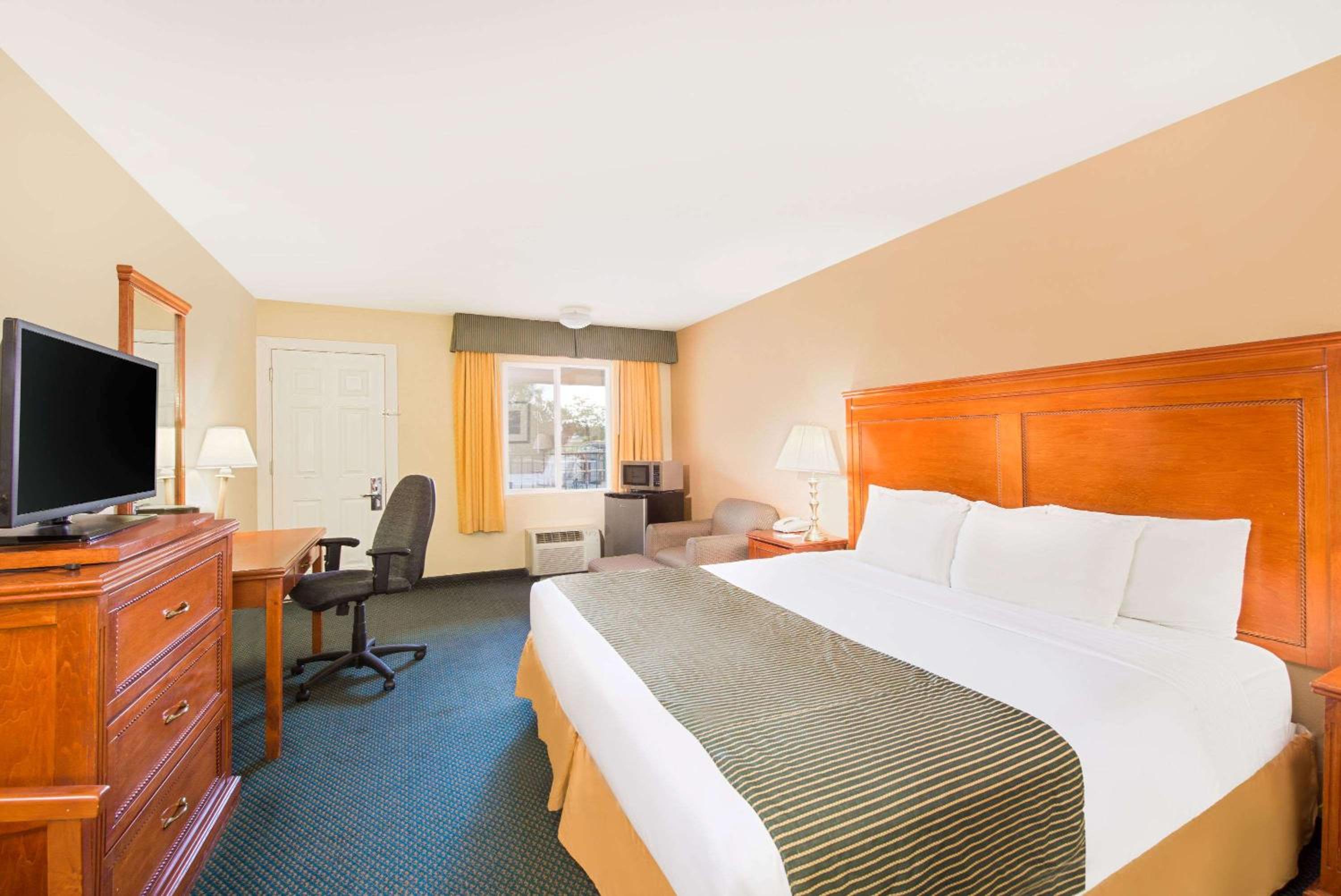 King Studio Suite, Non-Smoking - Photo 5