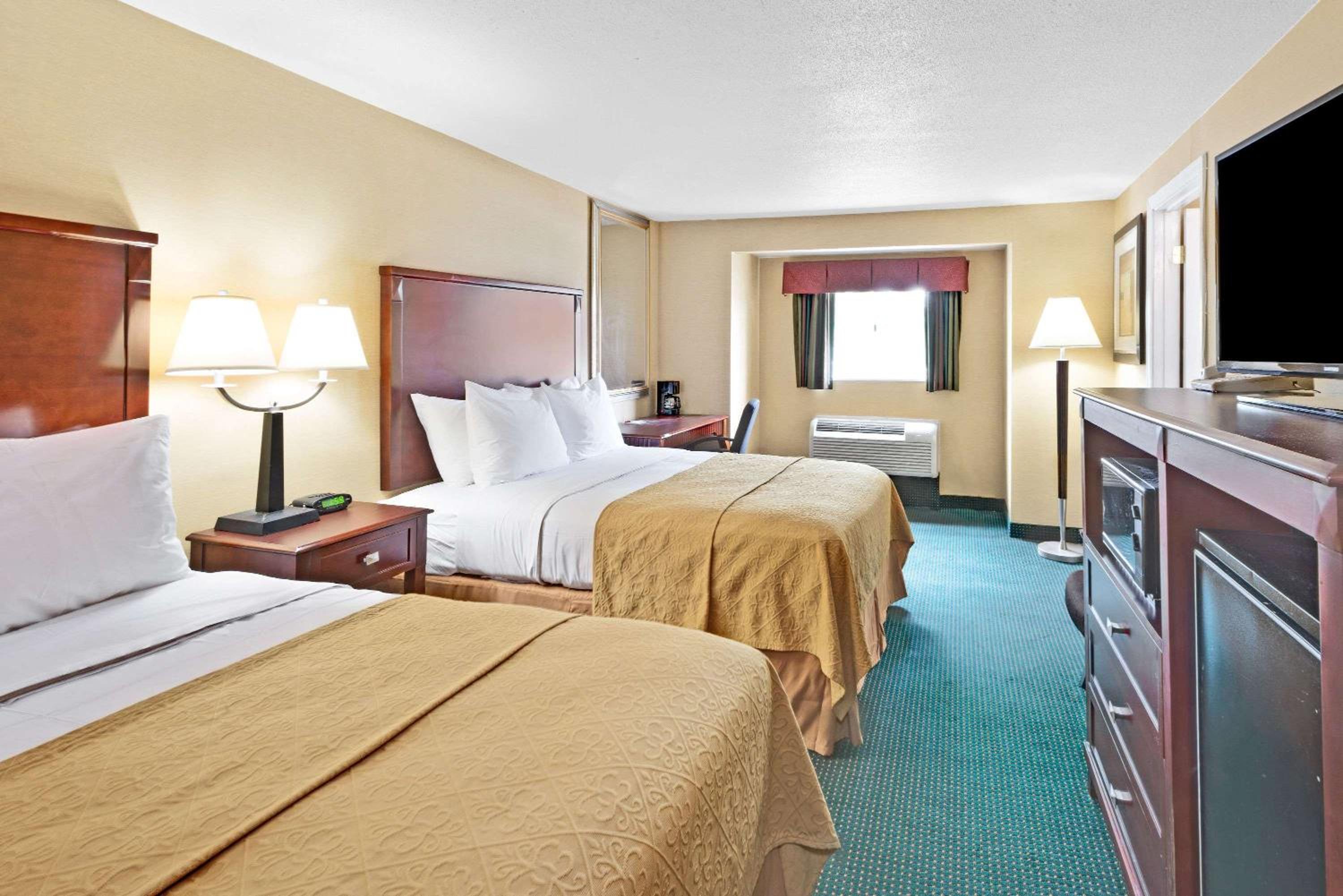 Queen Room With Two Queen Beds - Non-Smoking photo 1