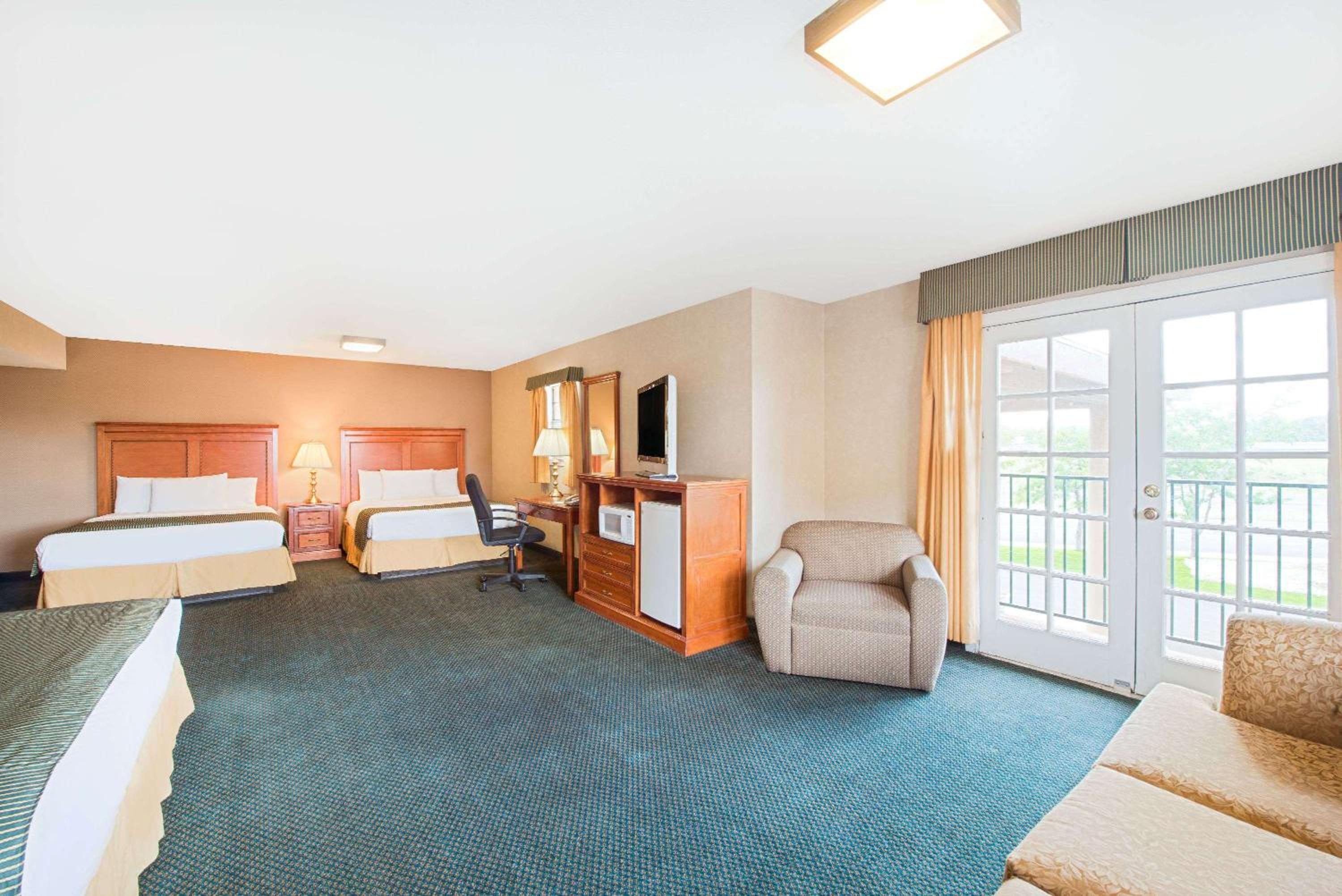 One-Bedroom Suite with 3 Queen Beds, Non-Smoking - Photo 5