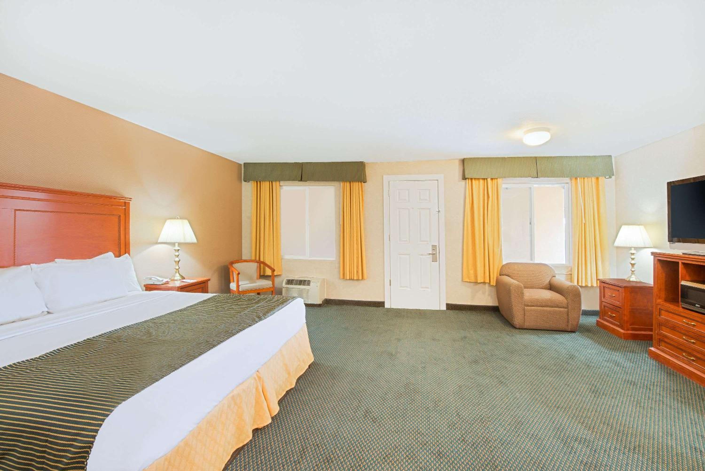 King Studio Suite, Non-Smoking - Photo 3