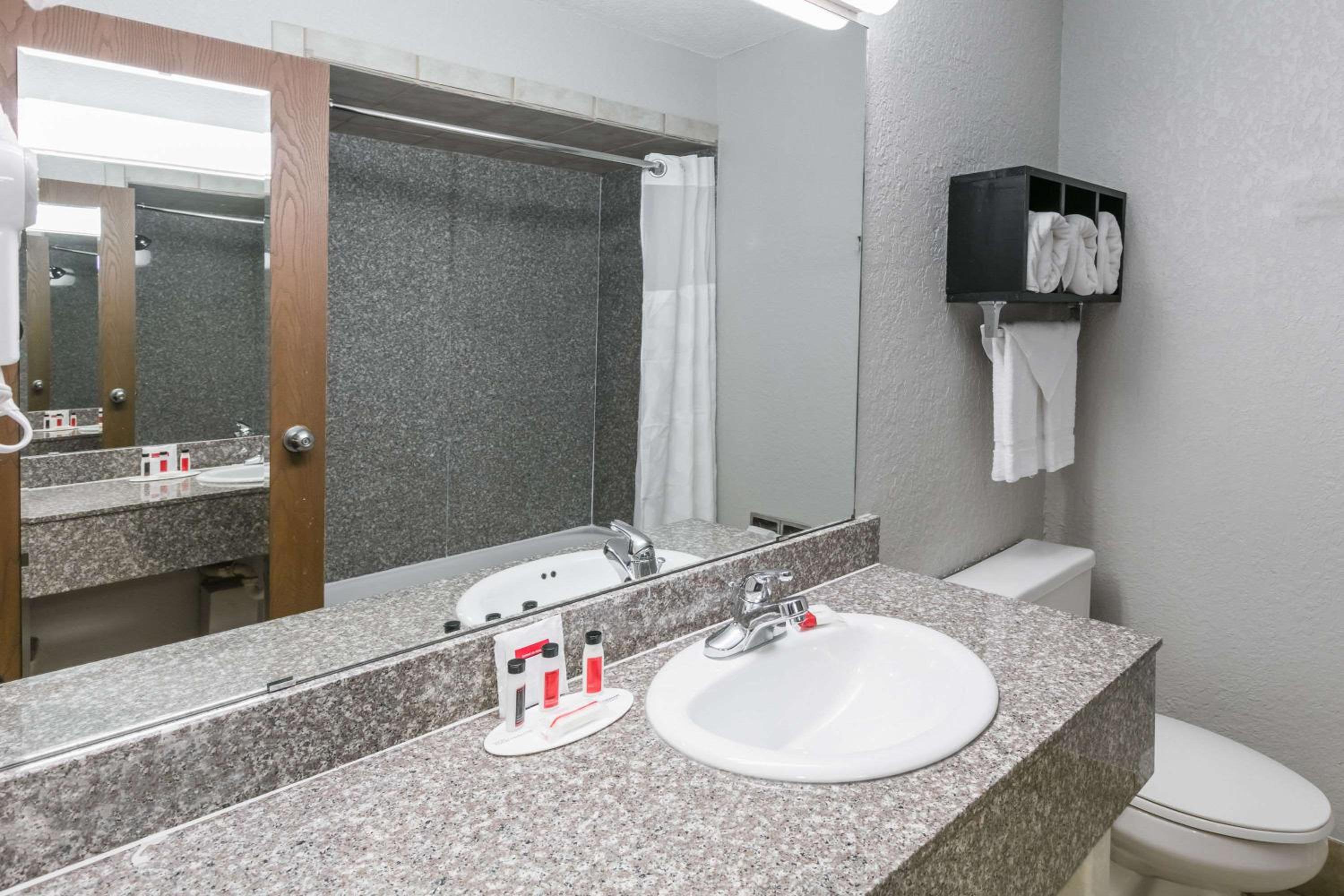 Deluxe King Room - Non-Smoking - Photo 12