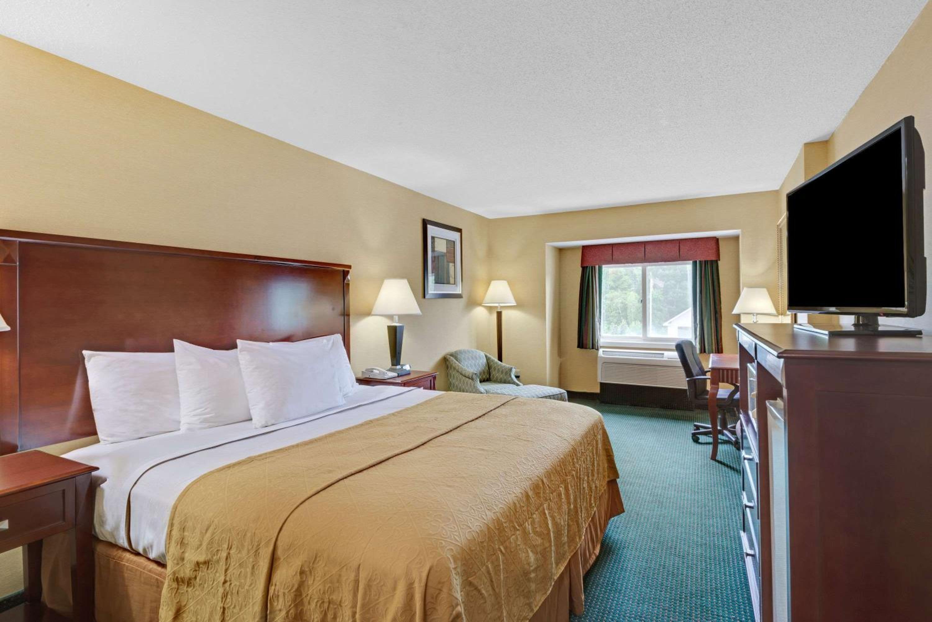 Queen Room With Two Queen Beds - Non-Smoking photo 2