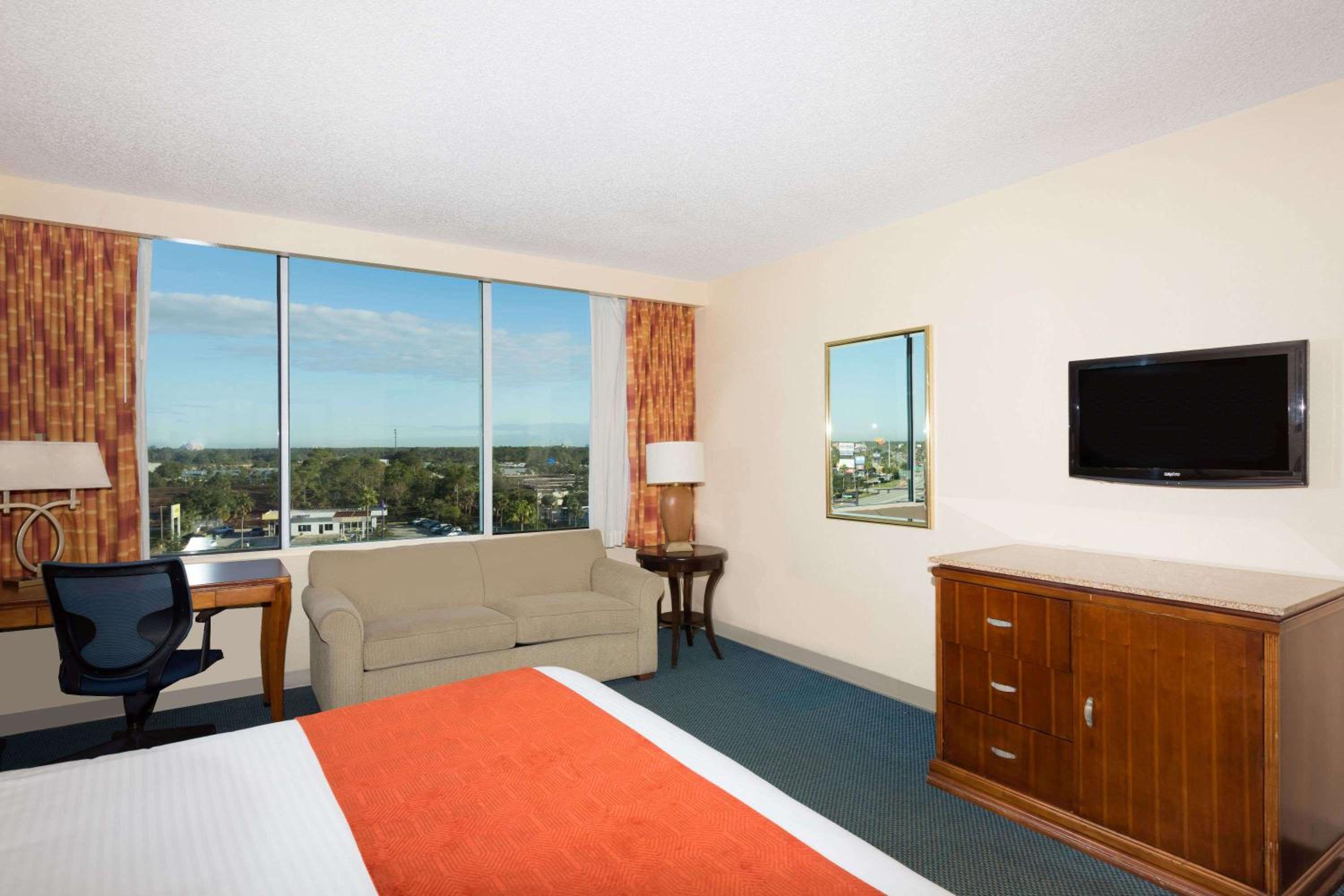 Deluxe King Tower Room with Sofa Bed photo 3