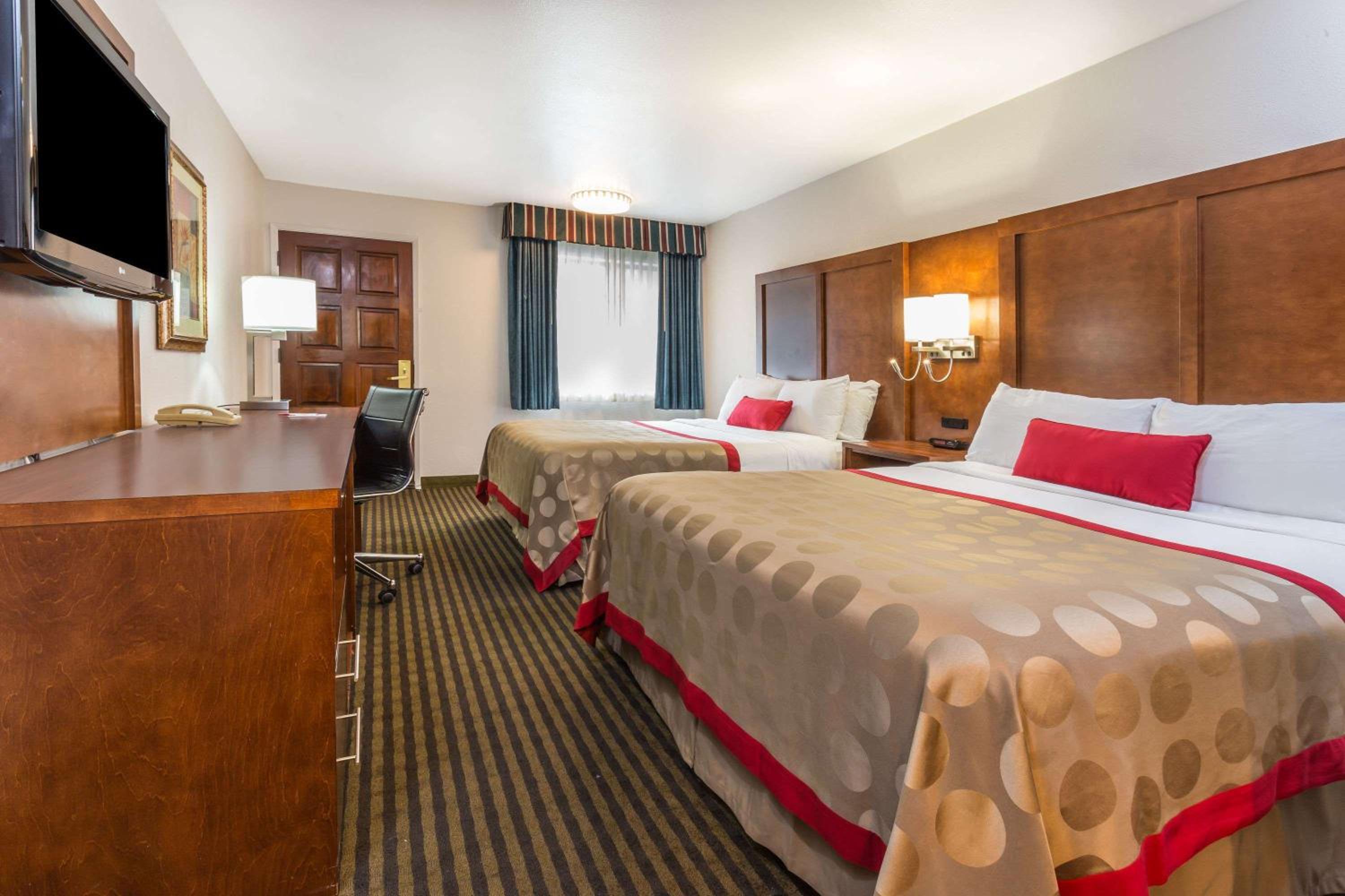 Queen Room with Two Queen Beds - Non-Smoking - Photo 1