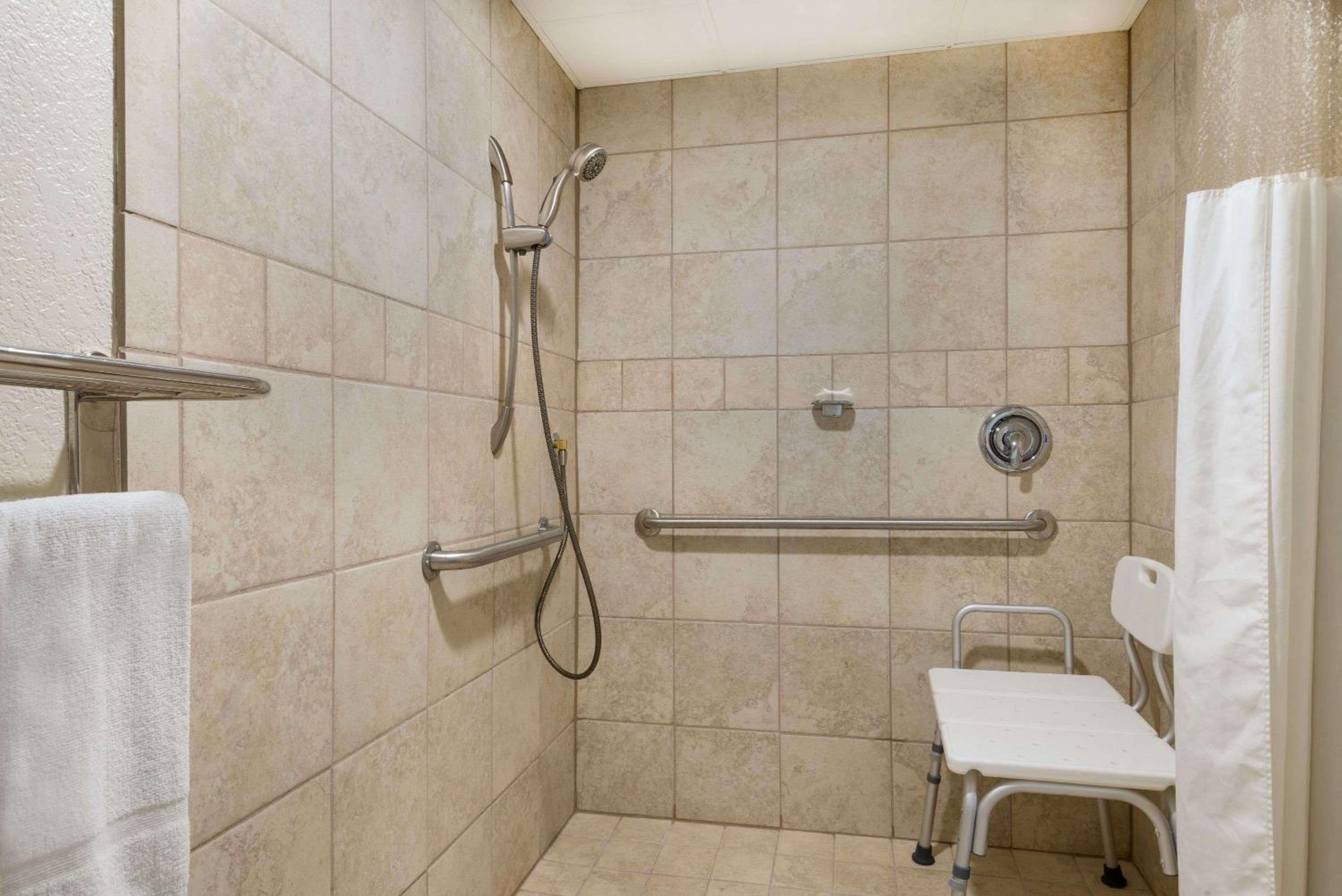 Queen Room - Mobility Access/Non-Smoking - Photo 2
