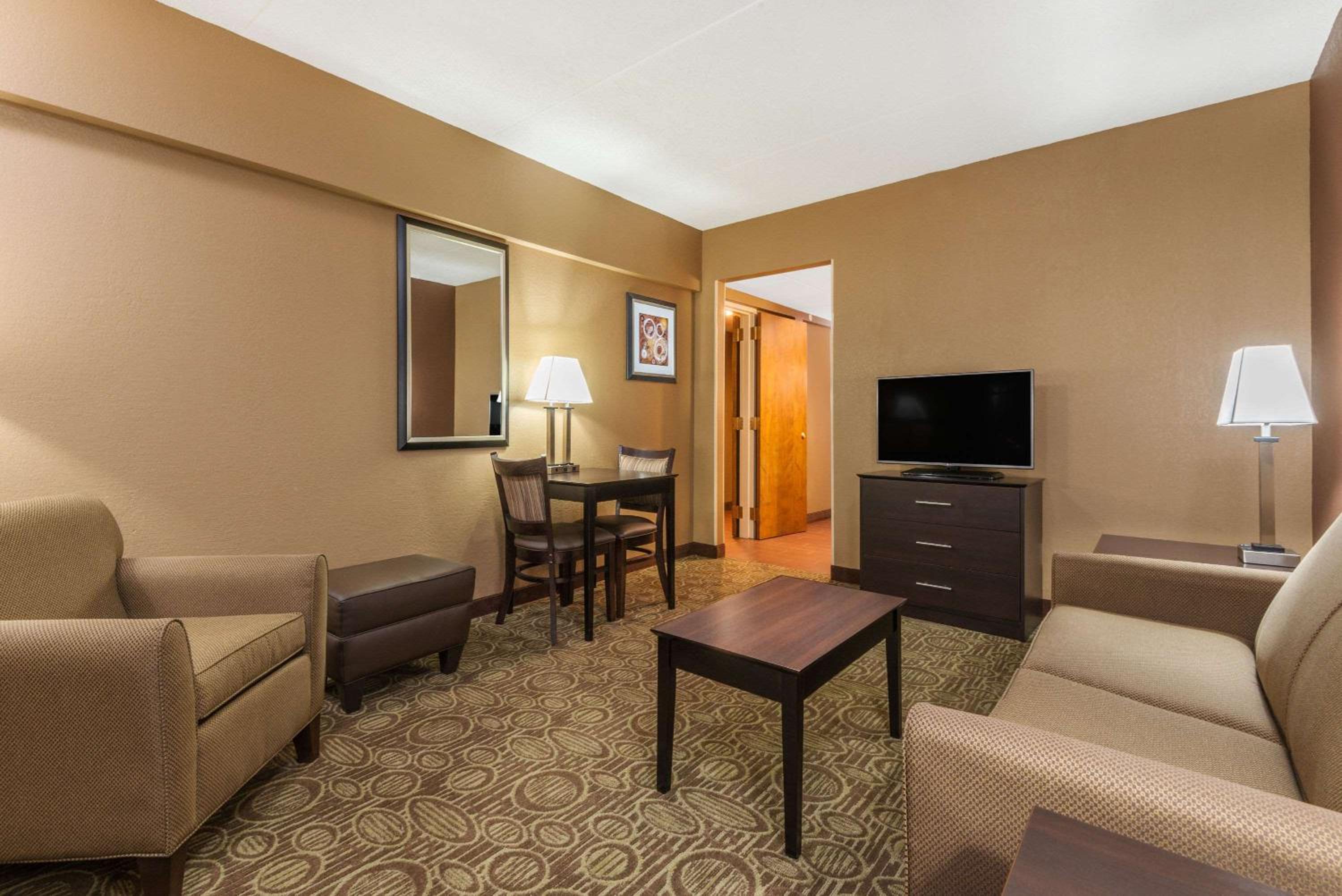 King Studio Suite - Non-Smoking - Photo 2
