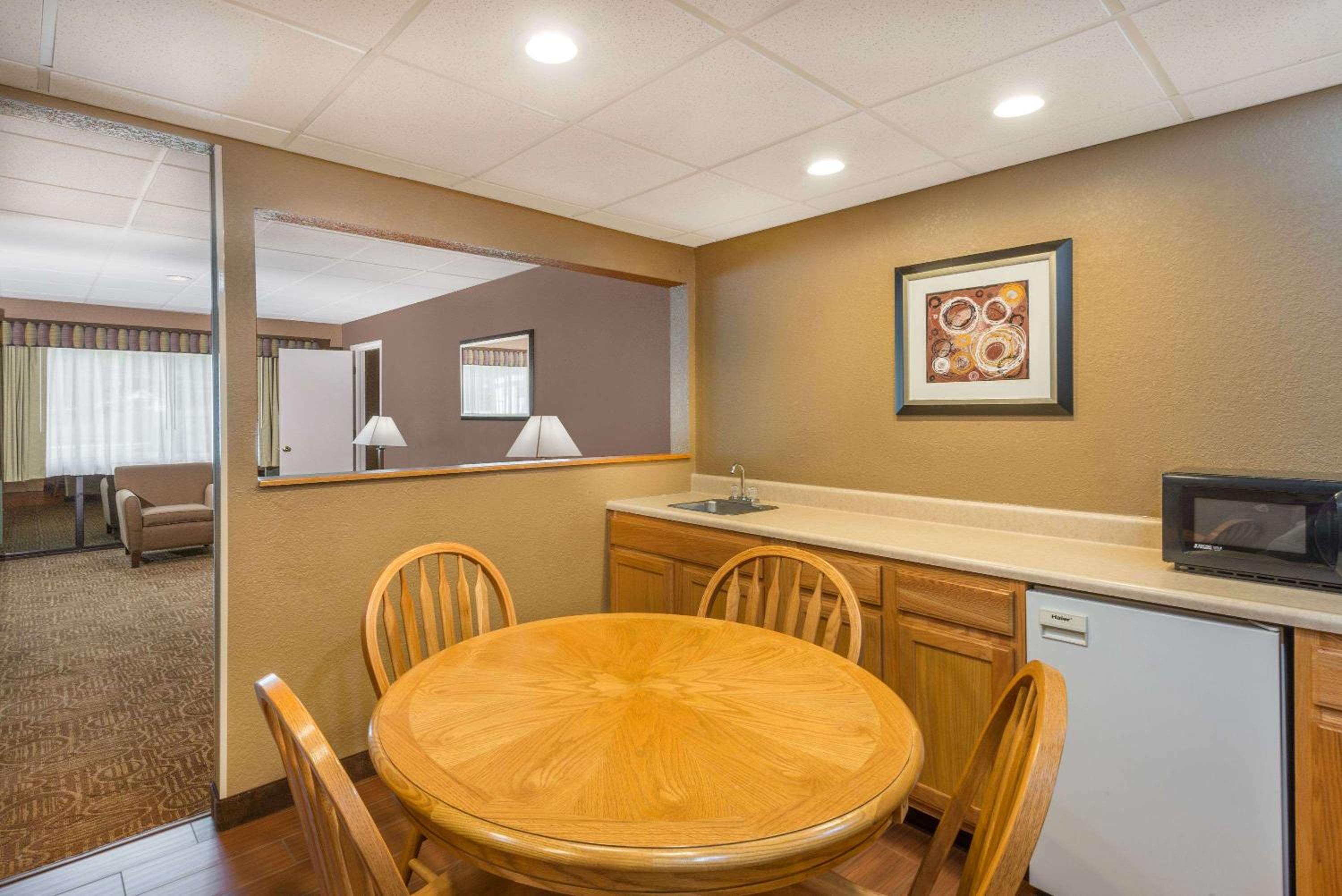 Two-Bedroom Suite - Non-Smoking - Photo 2