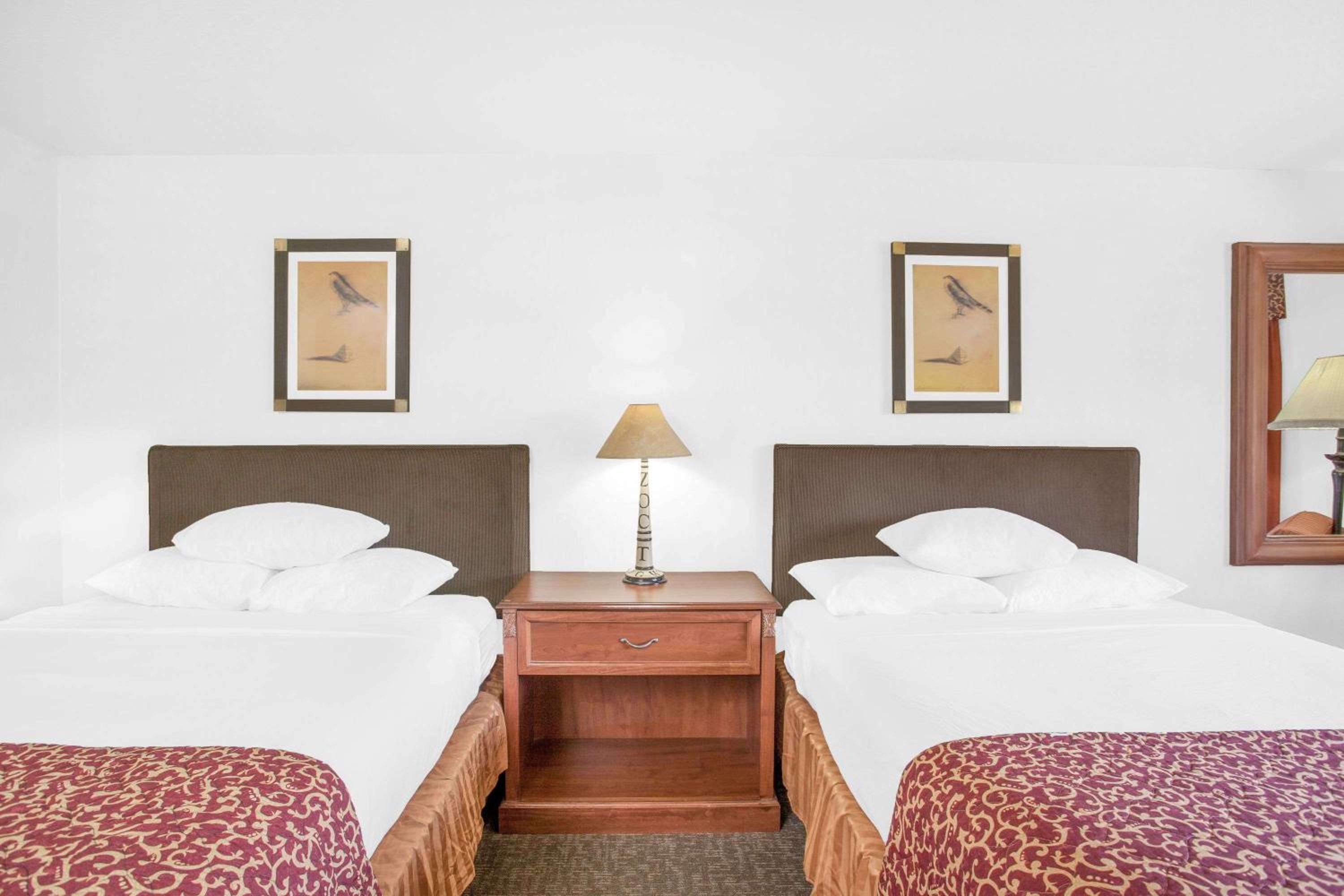 Queen Room with Two Queen Beds - Non-Smoking - Photo 2