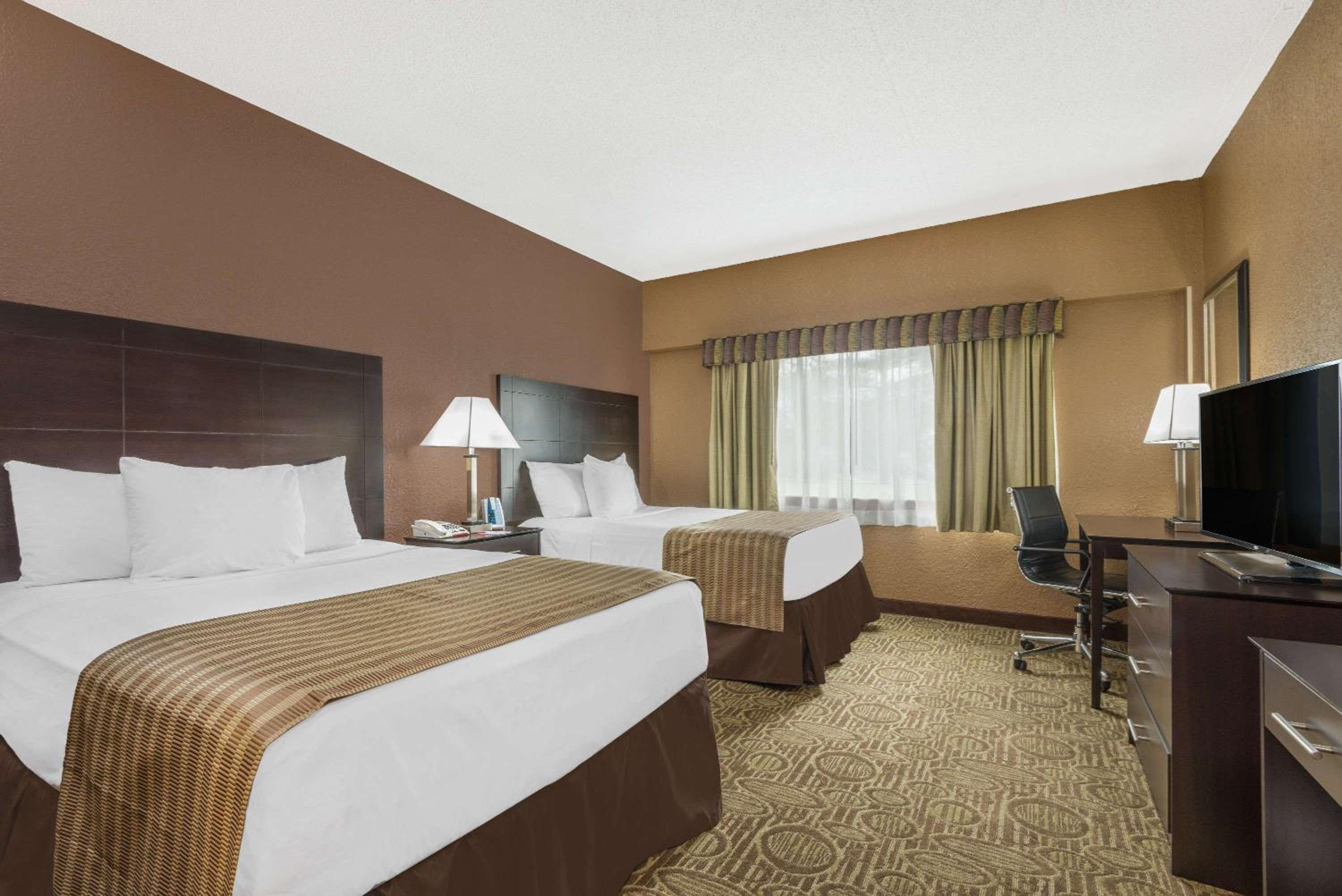 Queen Room with Two Queen Beds - Non-Smoking - Photo 1